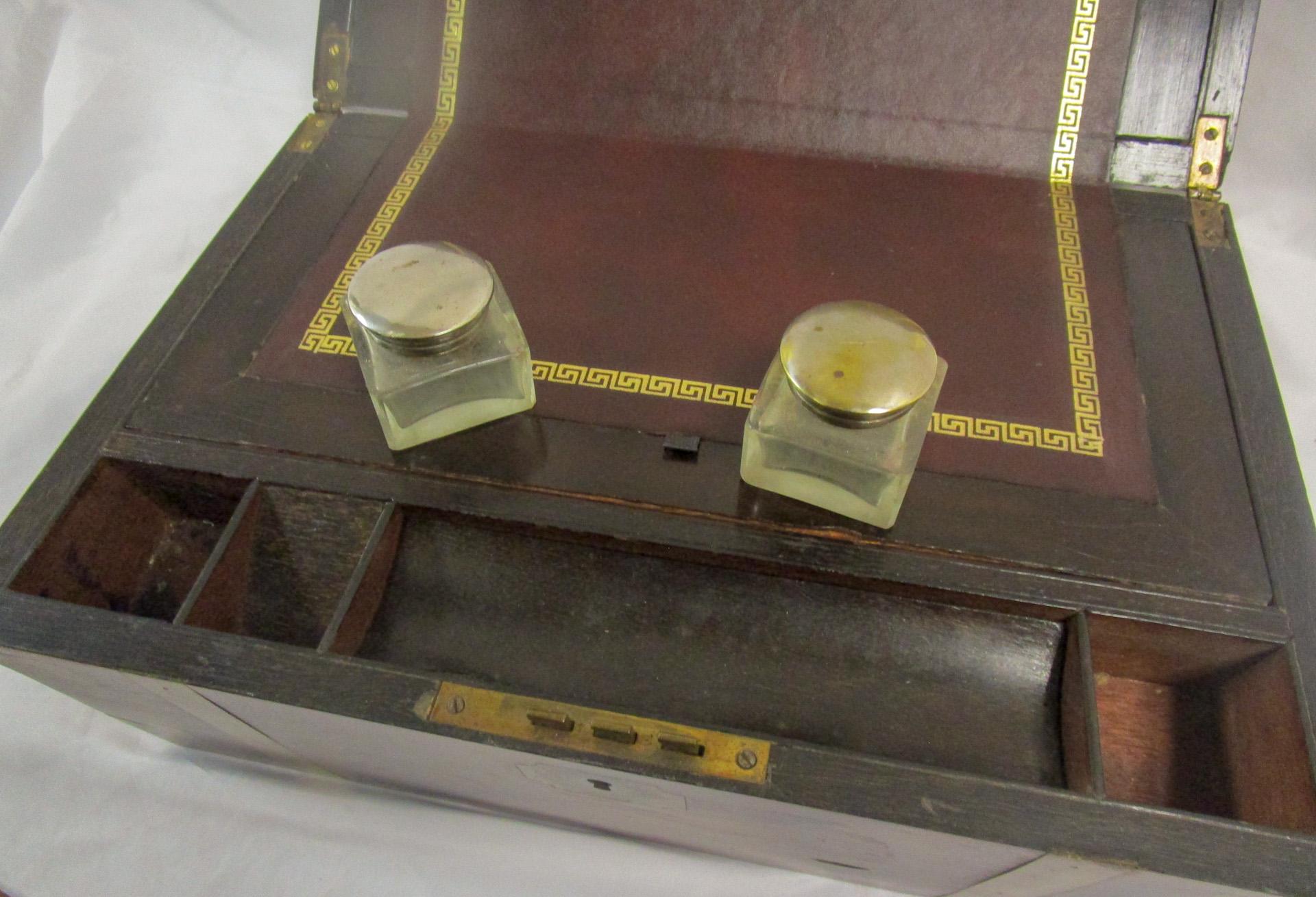 Début du XIXe siècle Boîte de bureau de voyage Regency anglaise en noyer avec compartiment secret en vente
