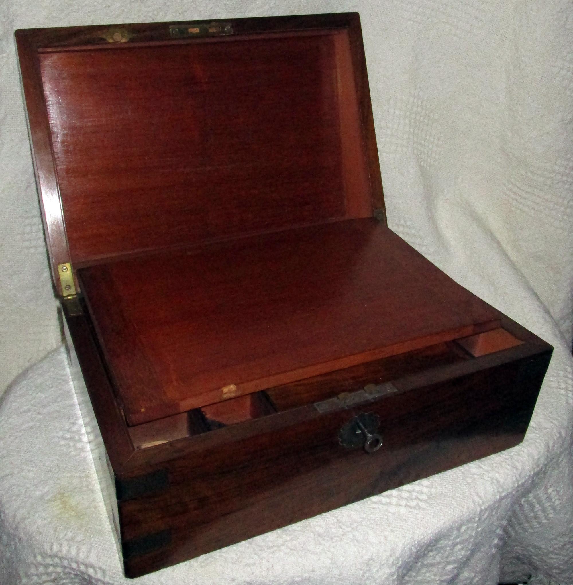 English Regency Walnut Traveling Lap Desk Box with Secret Compartment In Good Condition In Savannah, GA