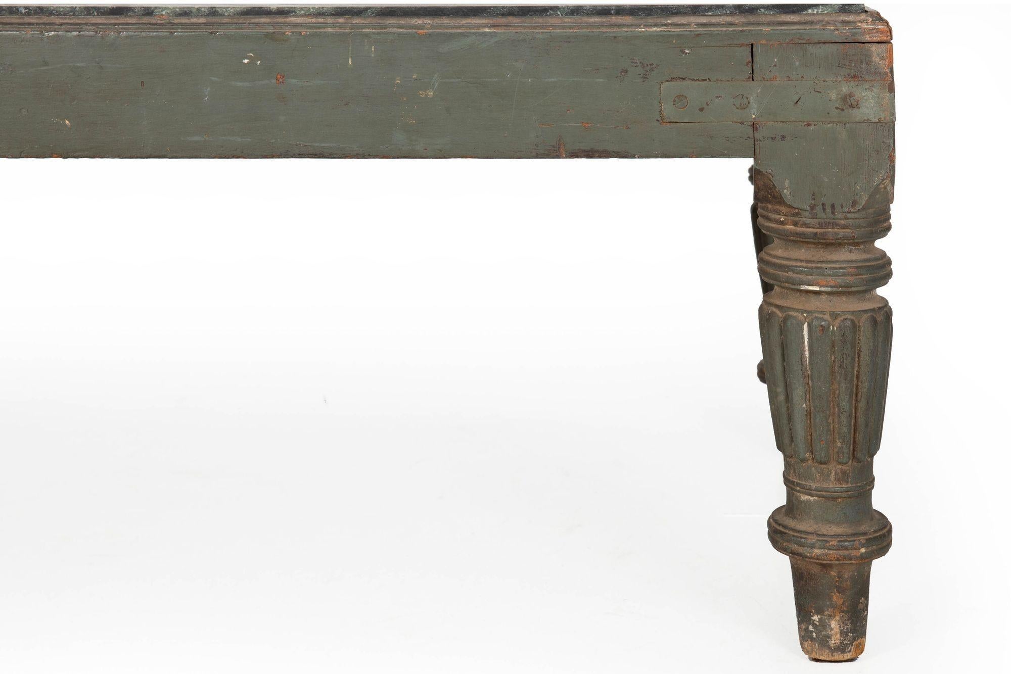 English Regency William IV Teal Painted Marble Top Low Coffee Table ca. 1840 en venta 2