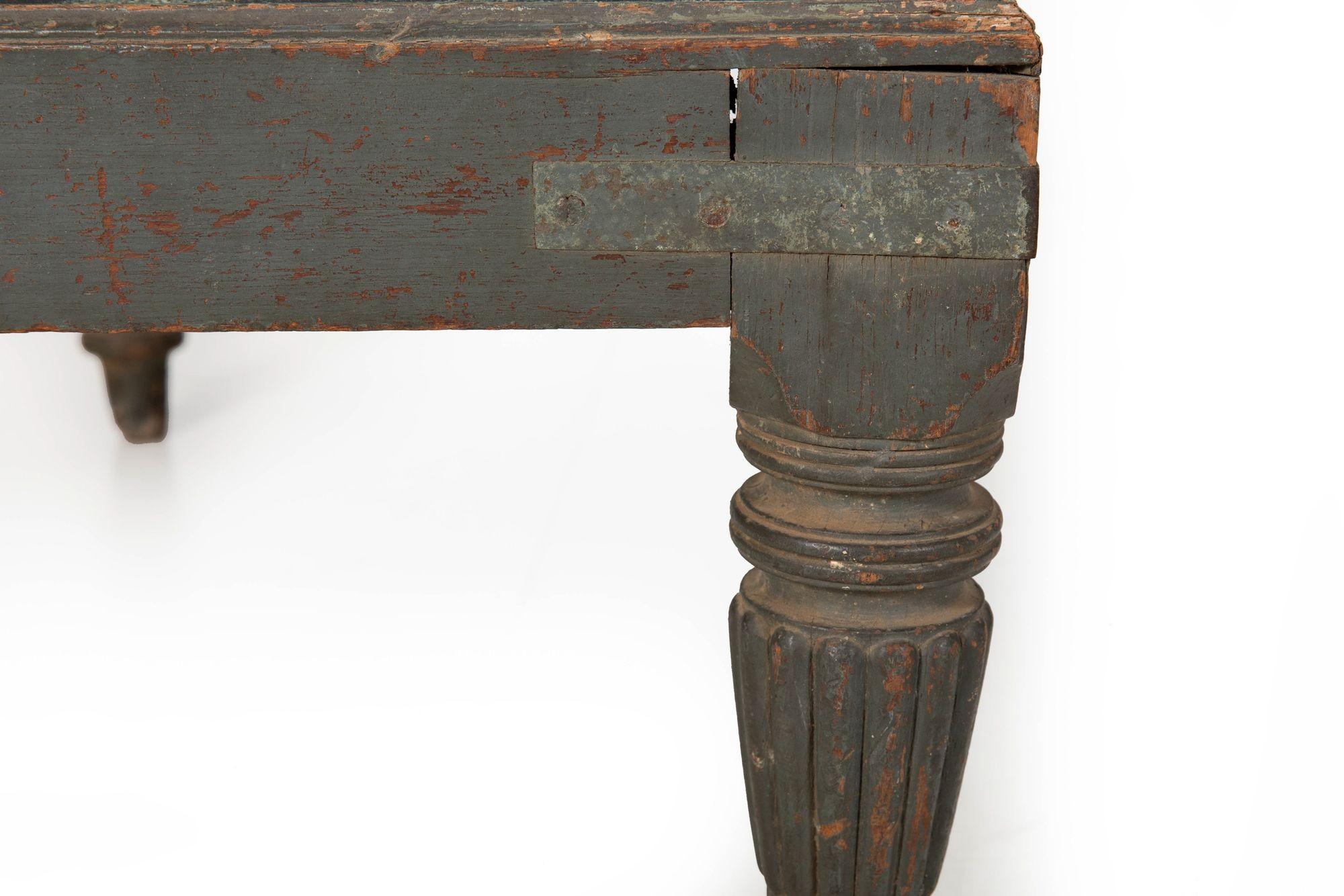 English Regency William IV Teal Painted Marble Top Low Coffee Table ca. 1840 en venta 5