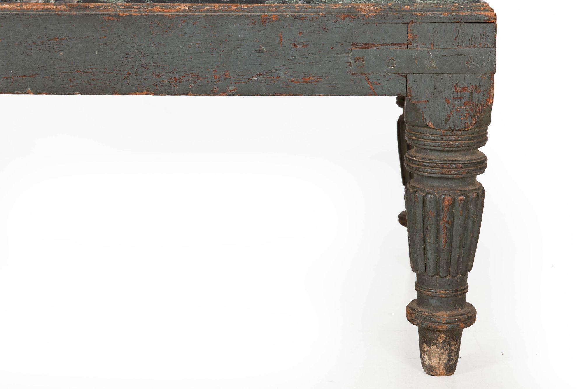 English Regency William IV Teal Painted Marble Top Low Coffee Table ca. 1840 en venta 7