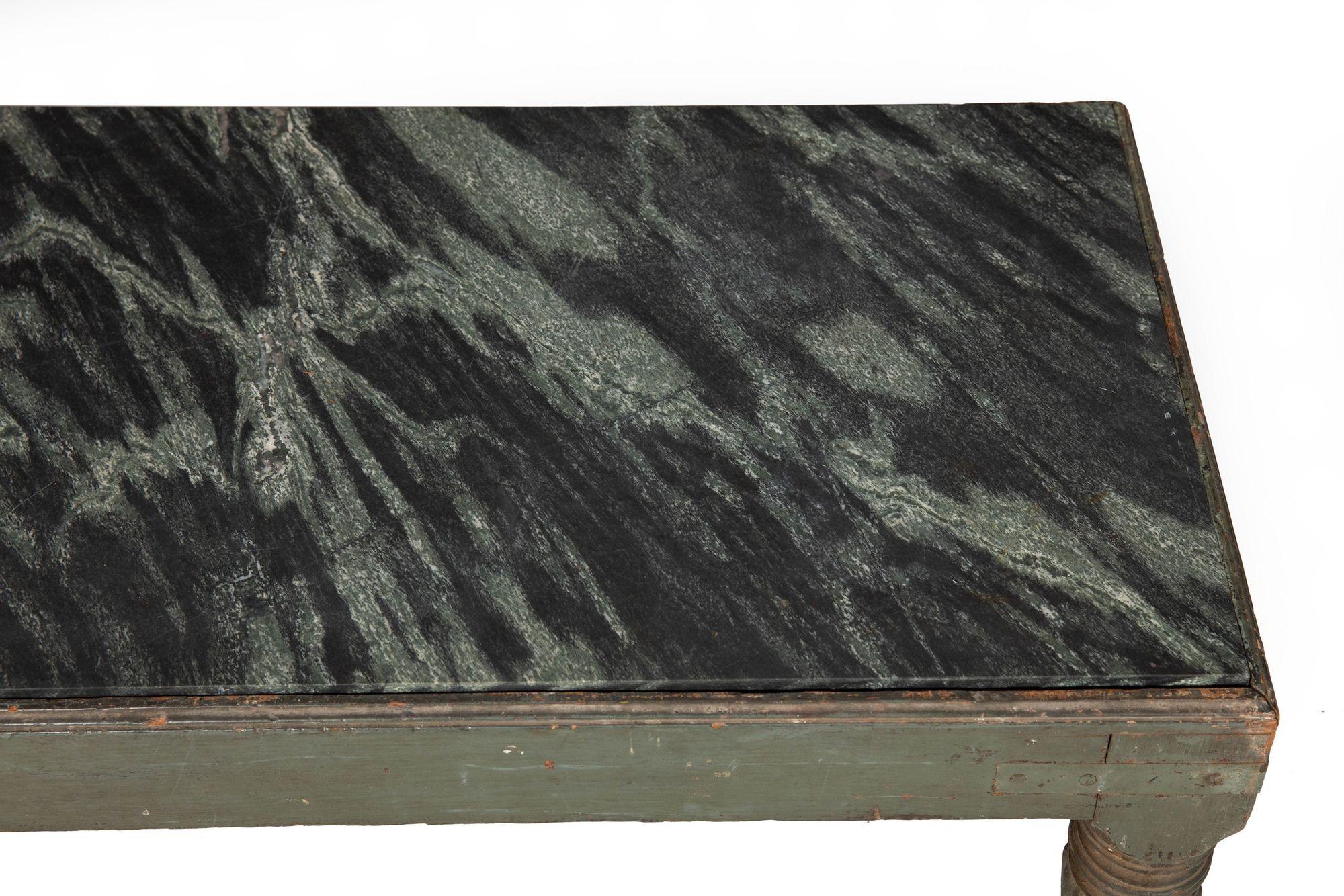 English Regency William IV Teal Painted Marble Top Low Coffee Table ca. 1840 en Bueno estado para la venta en Shippensburg, PA