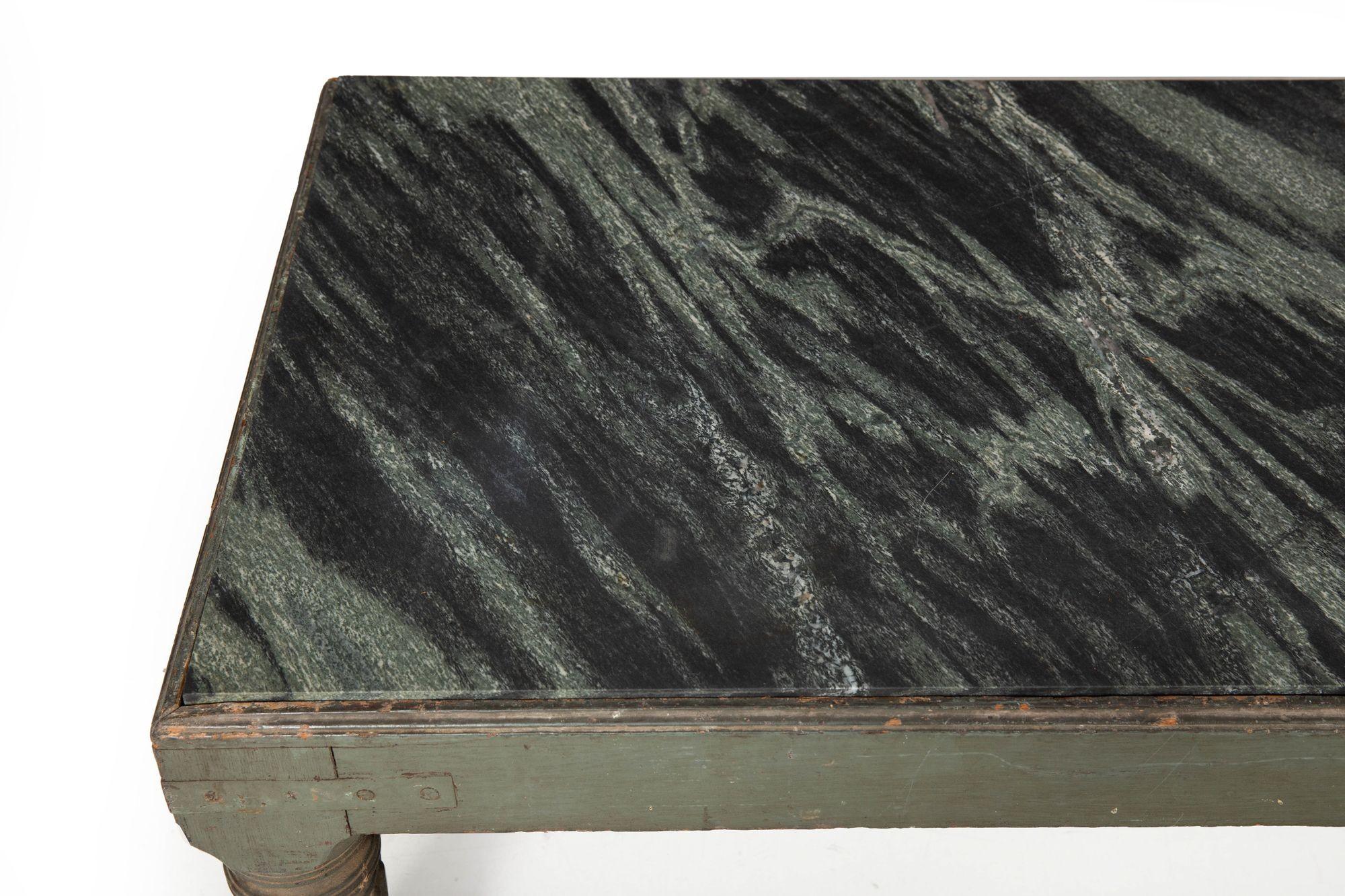 English Regency William IV Teal Painted Marble Top Low Coffee Table ca. 1840 siglo XIX en venta