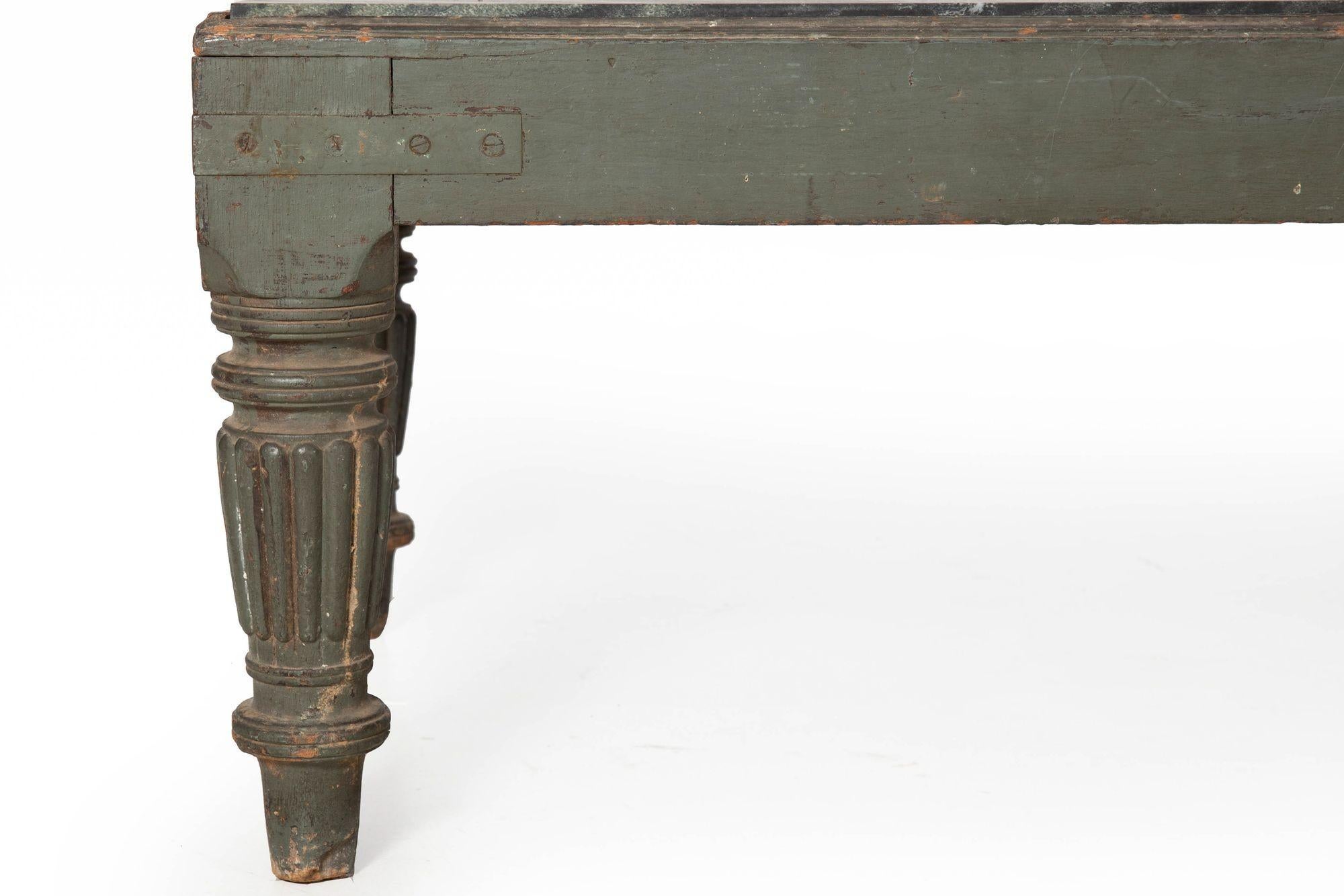 English Regency William IV Teal Painted Marble Top Low Coffee Table ca. 1840 en venta 1