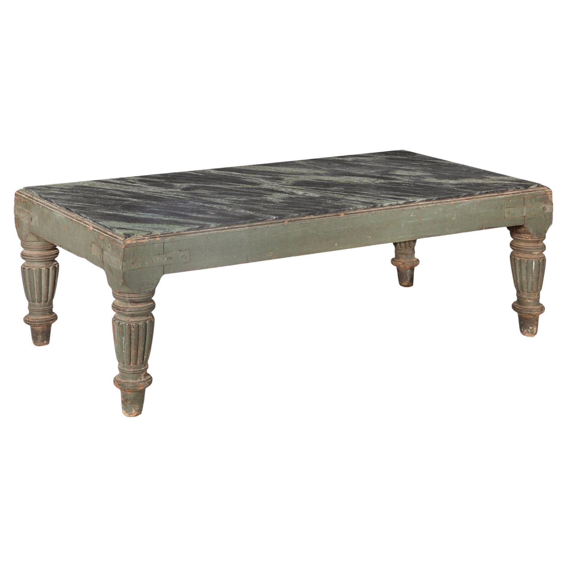 English Regency William IV Teal Painted Marble Top Low Coffee Table ca. 1840 en venta