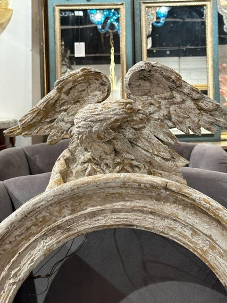 English Regency Wood and Gesso Frame with Eagle In Good Condition For Sale In Dallas, TX