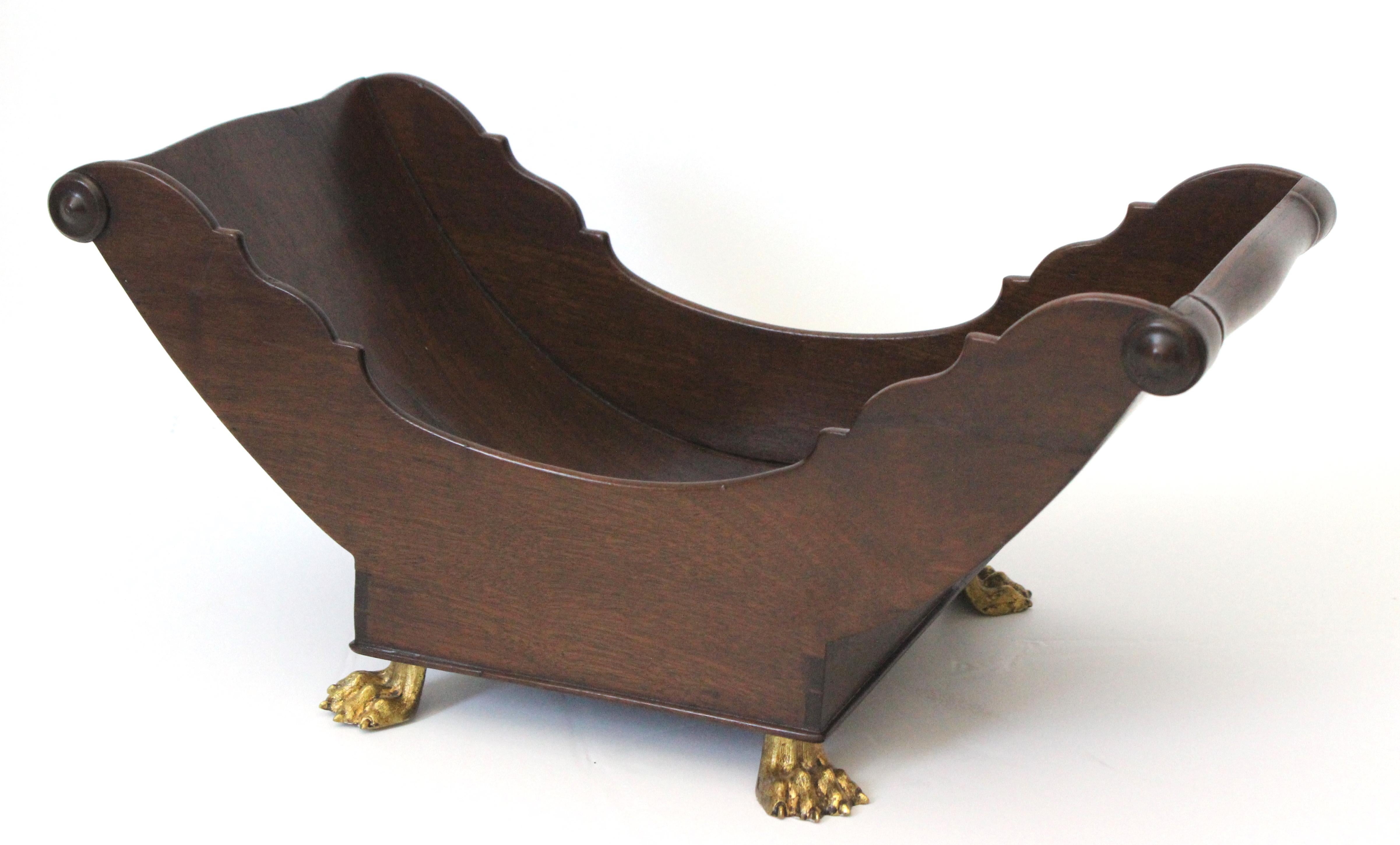 Dieser stilvolle englische Regency-Käselaibständer stammt aus der Zeit zwischen 1811 und 1820 und ist aus Nussbaumholz mit Löwentatzenfüßen aus Messing handgefertigt. Das Stück kann für Früchte, Süßigkeiten oder vielleicht als Mittelstück für den