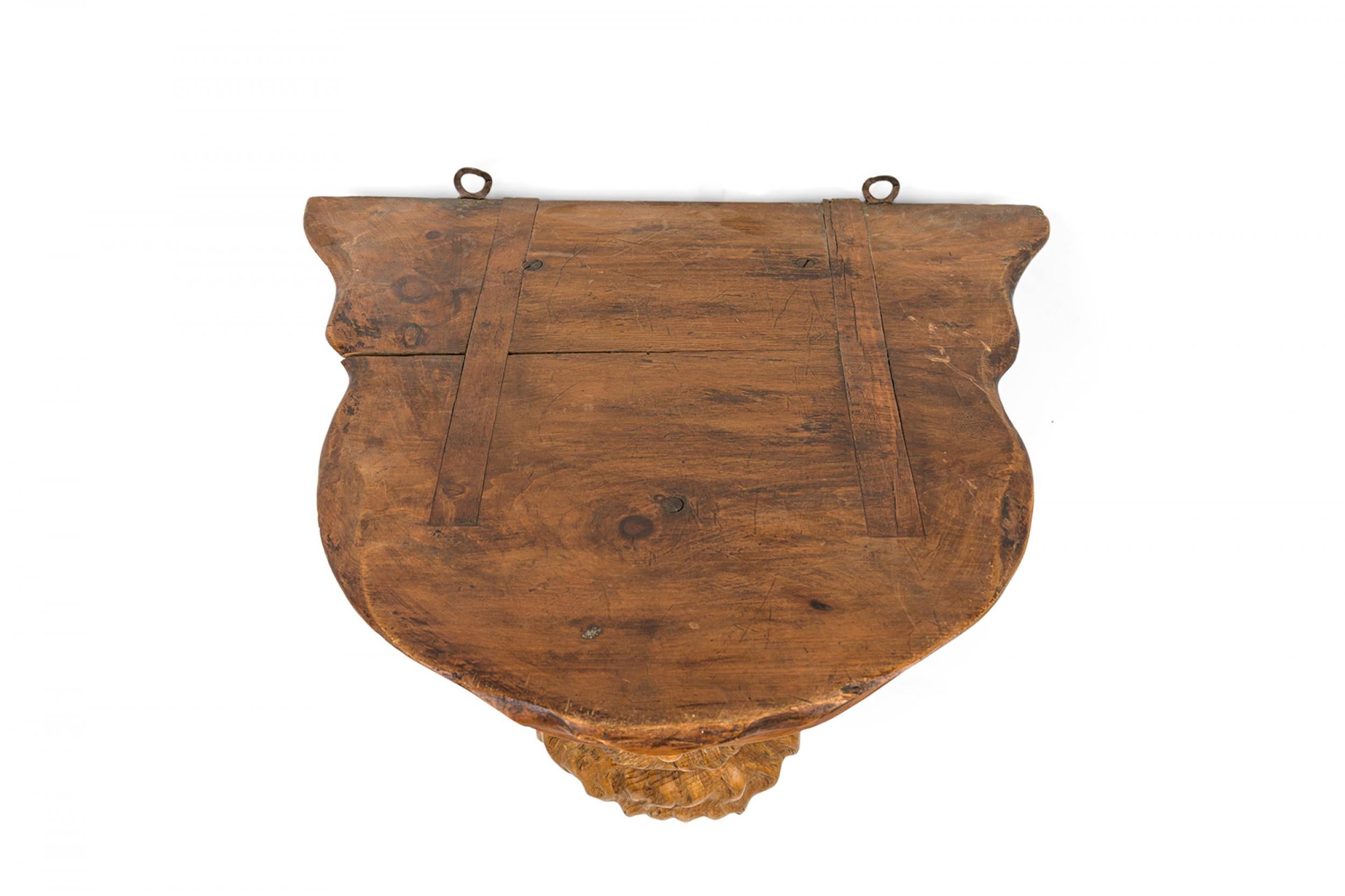 Geschnitztes Wandregal im englischen Renaissancestil aus gestreiftem Holz mit Kopf eines bärtigen Mannes mit Krone (19/20. Jh.)