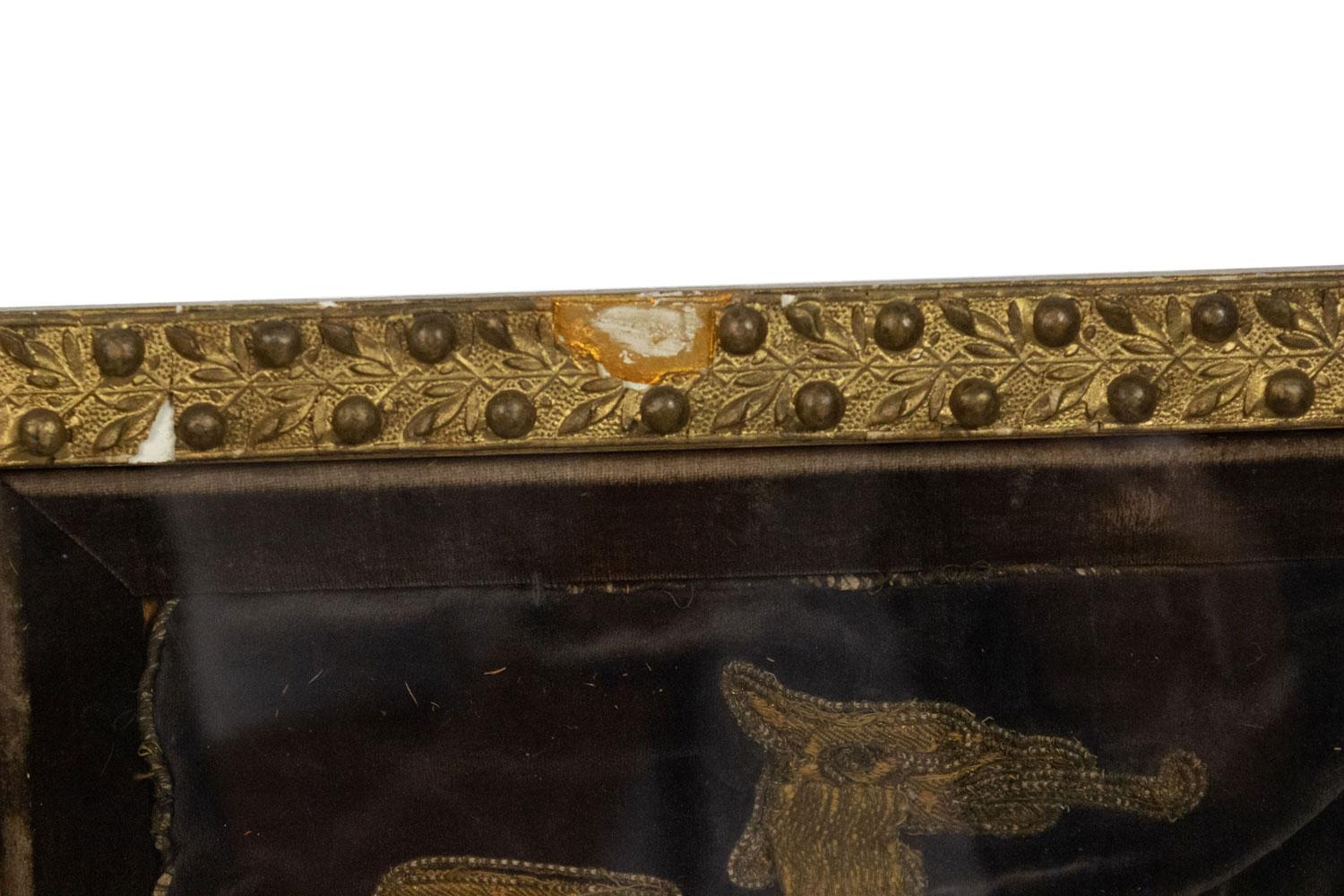 Broderie Renaissance anglaise d'un aigle en or sur velours bleu dans un cadre en or.