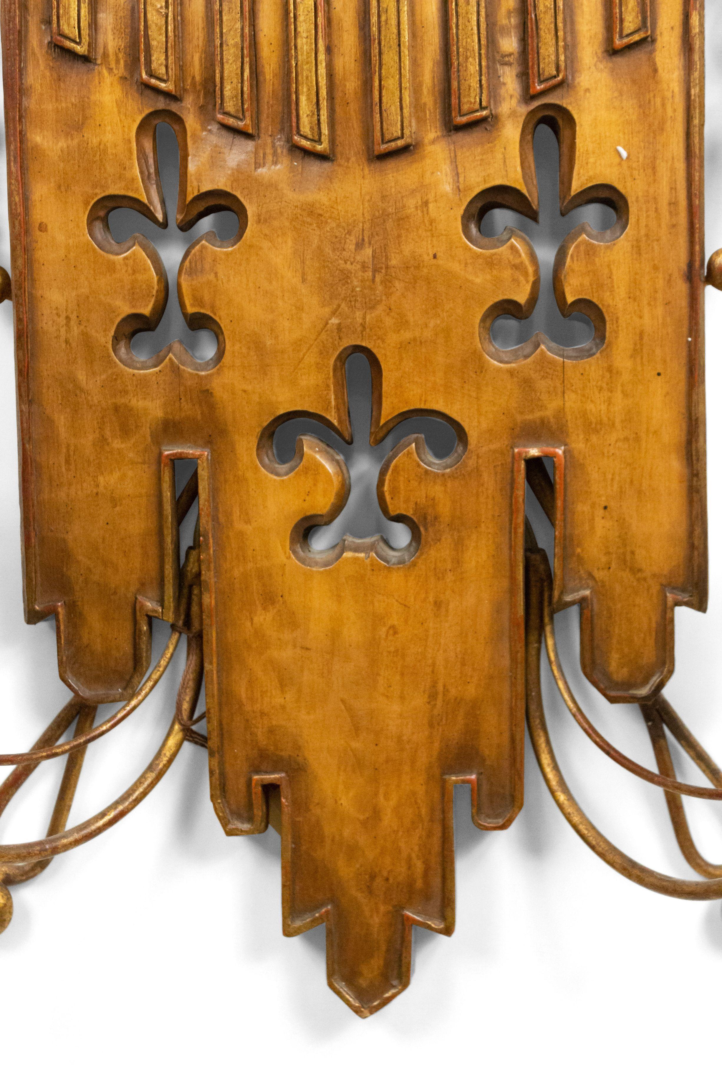 Inglese Applique rinascimentali inglesi in metallo dorato e legno di frutto in vendita