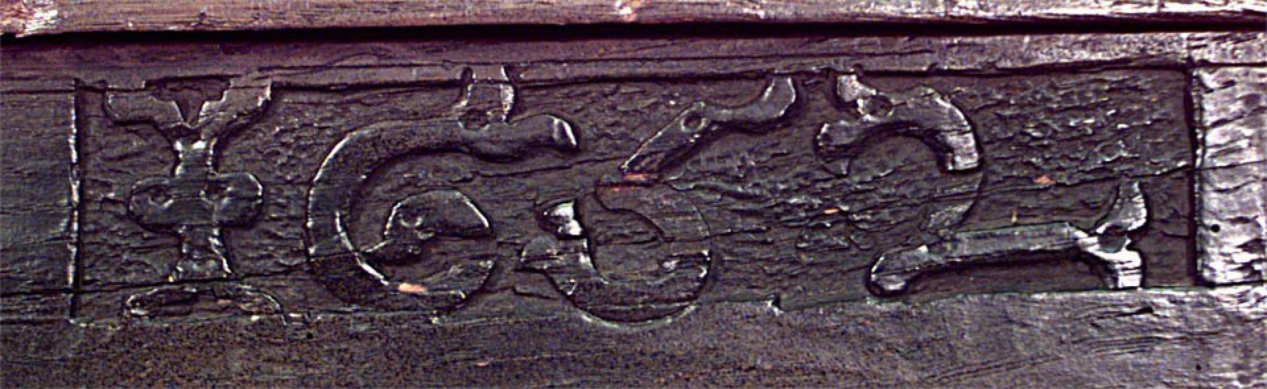 Caja bíblica renacentista inglesa (fechada en 1652) de roble con frente inclinado