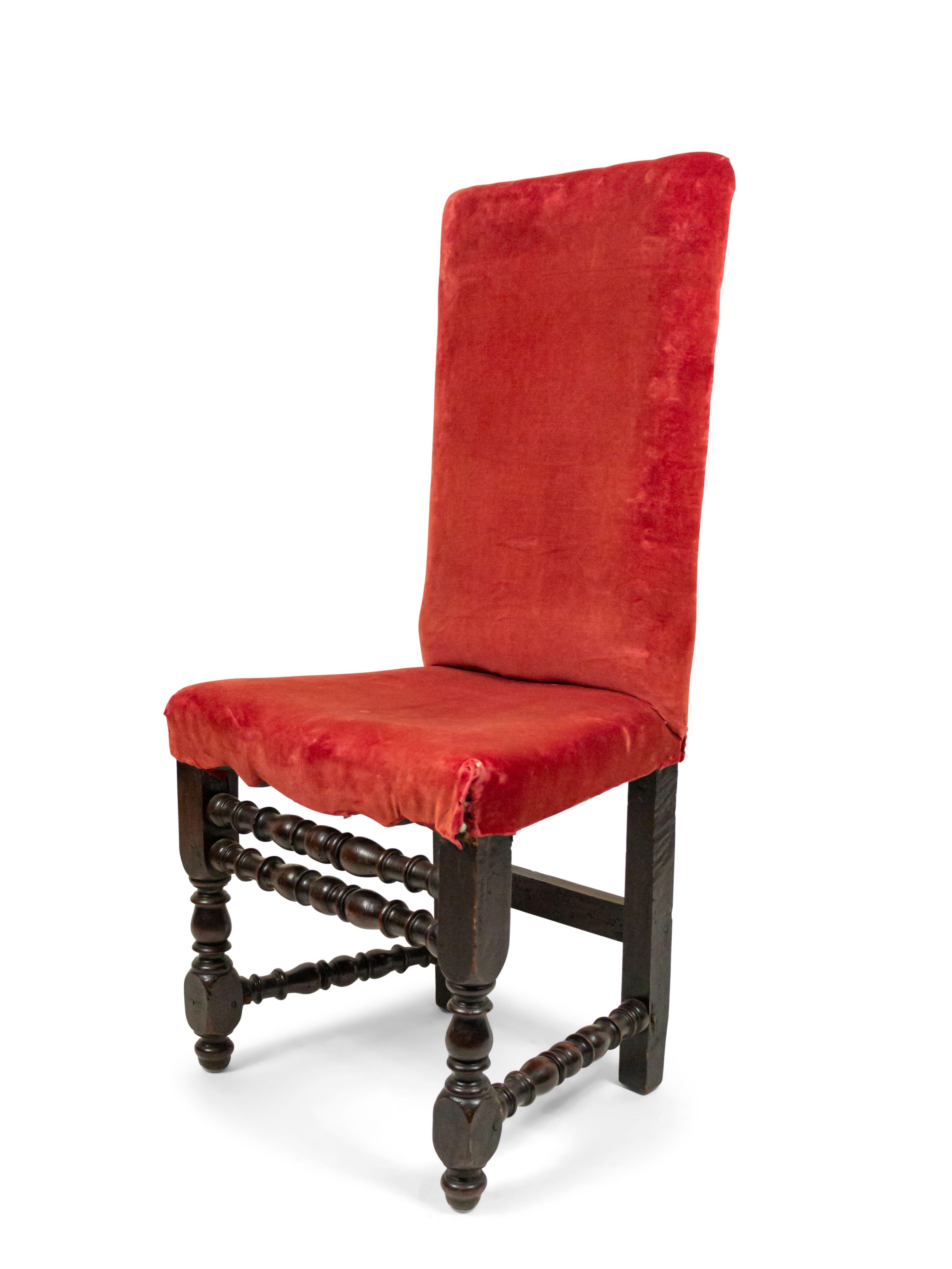 Ensemble de 4 chaises d'appoint Renaissance anglaise (XVIIe-XVIIIe siècle) à pieds joints en noyer, à double traverse avant et assise et dossier tapissés de velours rouge.