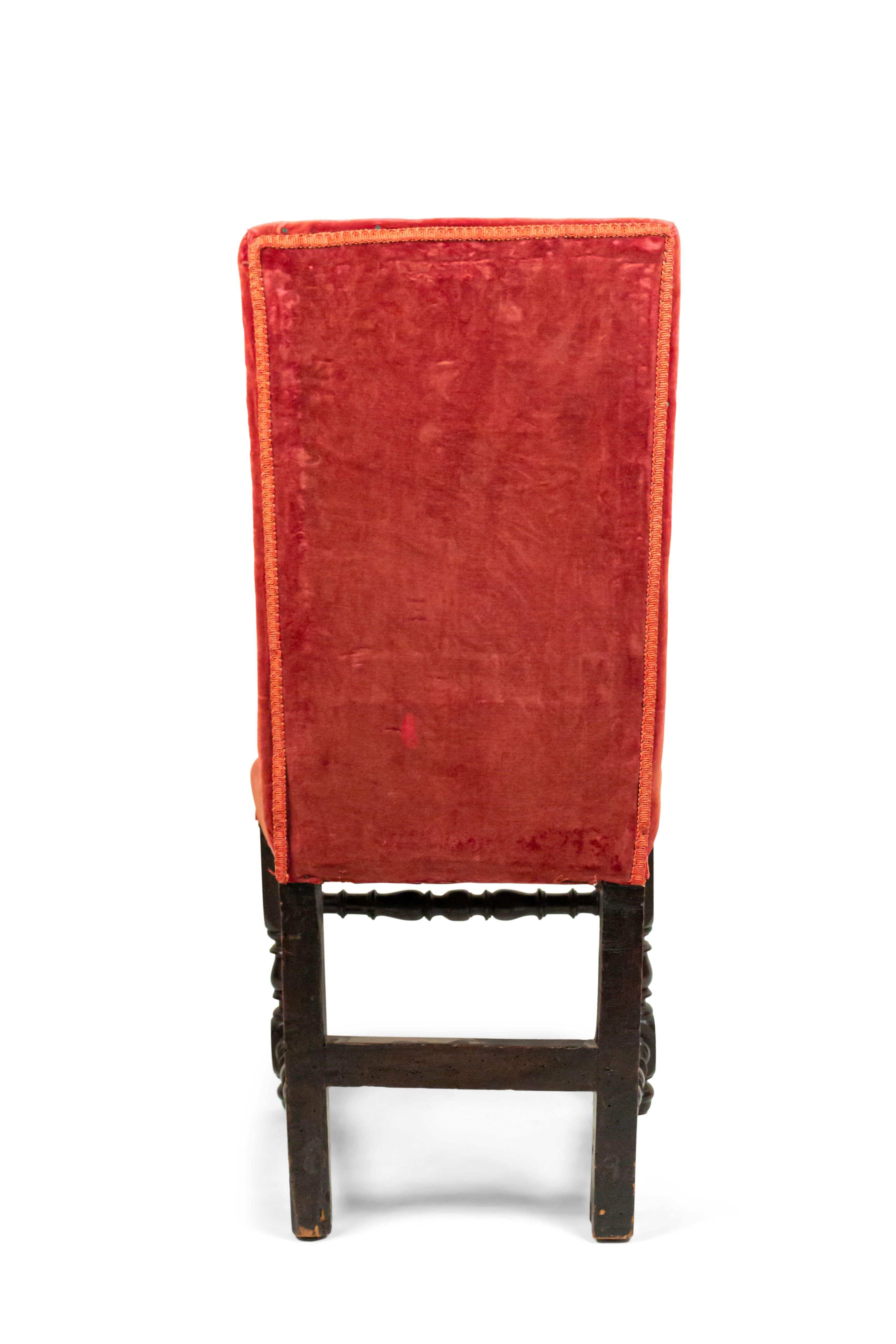 Noyer Chaises en velours rouge de la Renaissance anglaise en vente