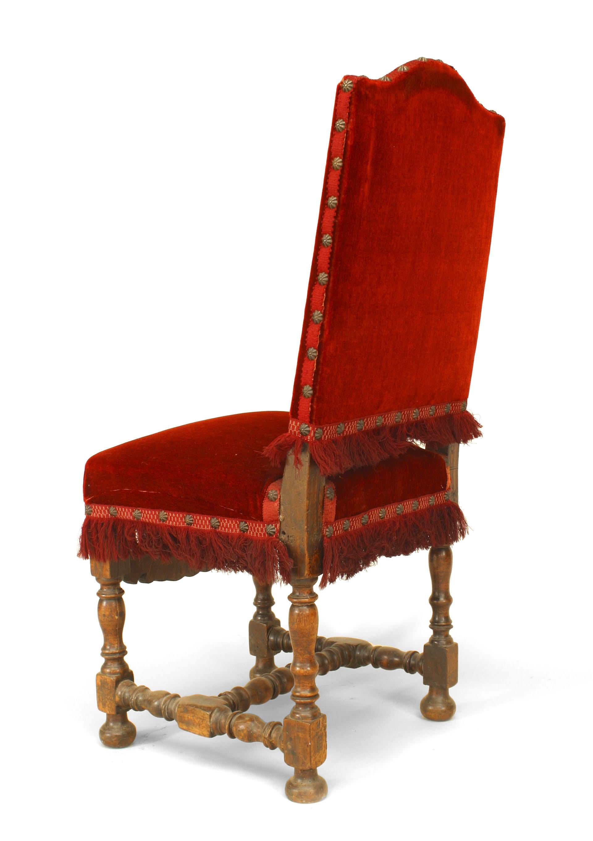 Sedia da fianco in stile rinascimentale inglese intagliata in Oak con schienale sagomato e barella  con un pannello frontale intagliato sotto il sedile e rivestito in velluto rosso.