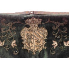 Stendardo in stile rinascimentale inglese in velluto verde e damasco dorato