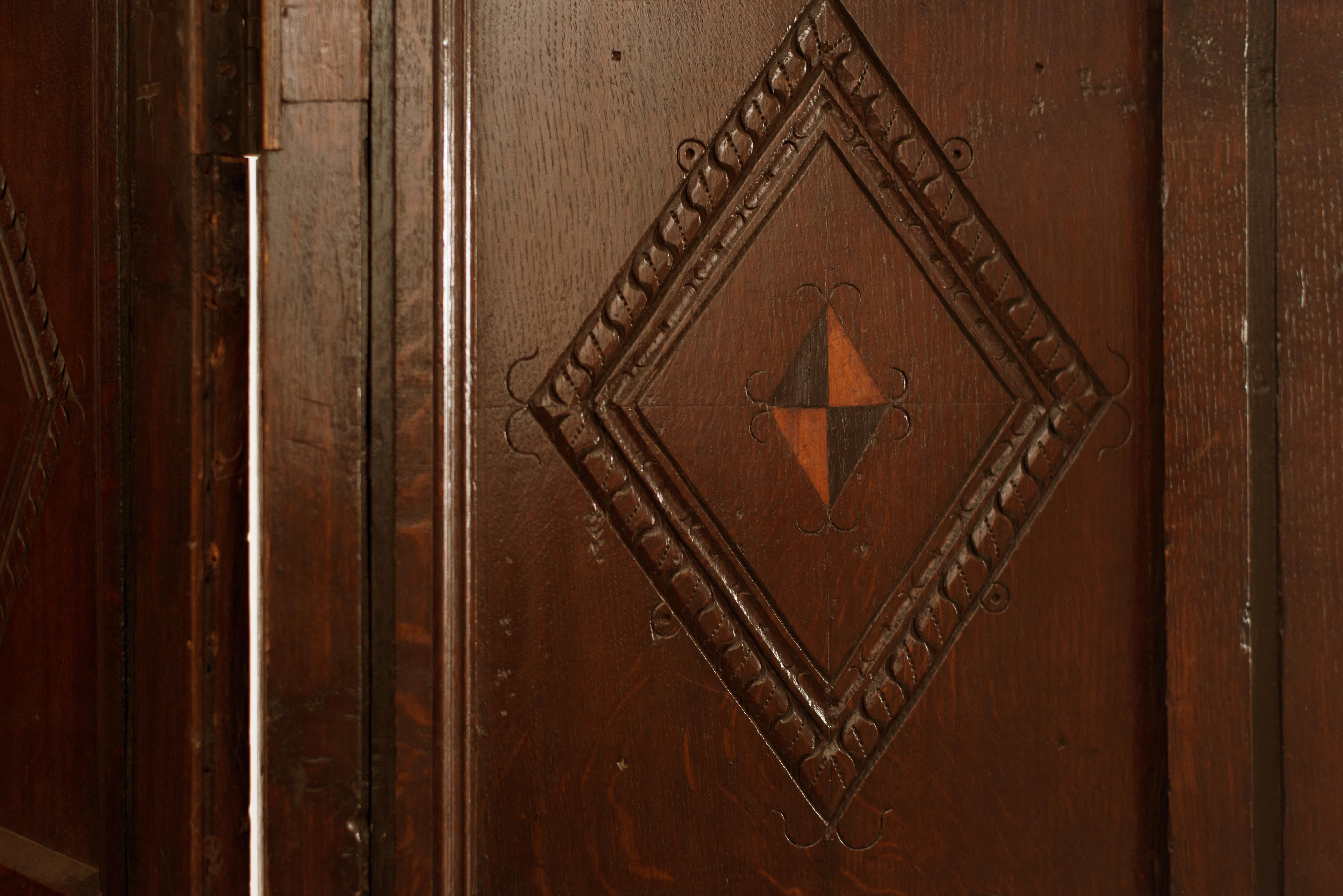 English Renaissance Style Oak 3-Fold Screen with Inlaid Design In Good Condition For Sale In New York, NY