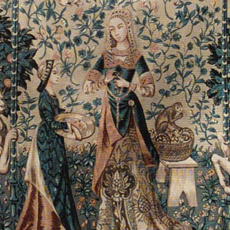 Arazzo dipinto in beige e blu in stile rinascimentale inglese (XX secolo) con due fanciulle affiancate da unicorni che reggono stendardi araldici in una scena pastorale con sfondo millefoglie.

Condit: (Non ha anelli da appendere sul retro).
