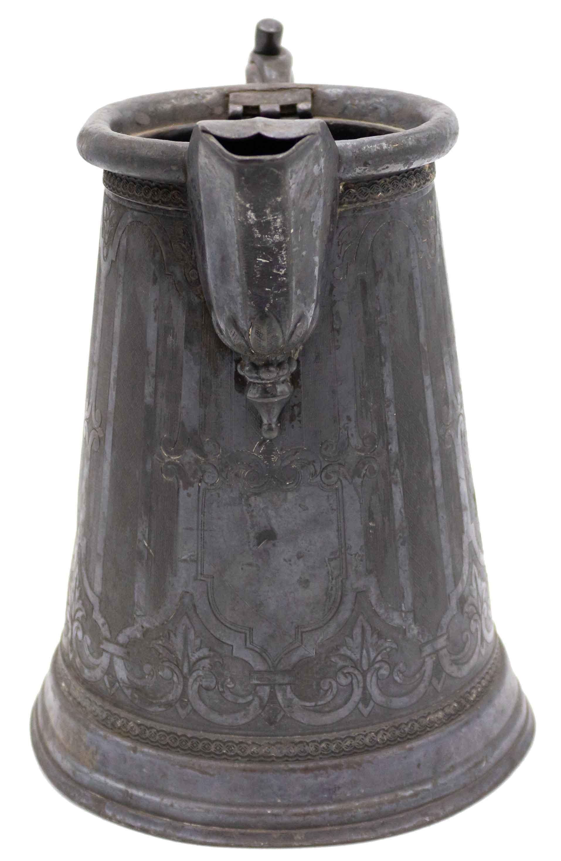 Brocca grande in peltro in stile rinascimentale inglese (XIX secolo) con motivo a volute incise

Coperchio mancante per il boccale