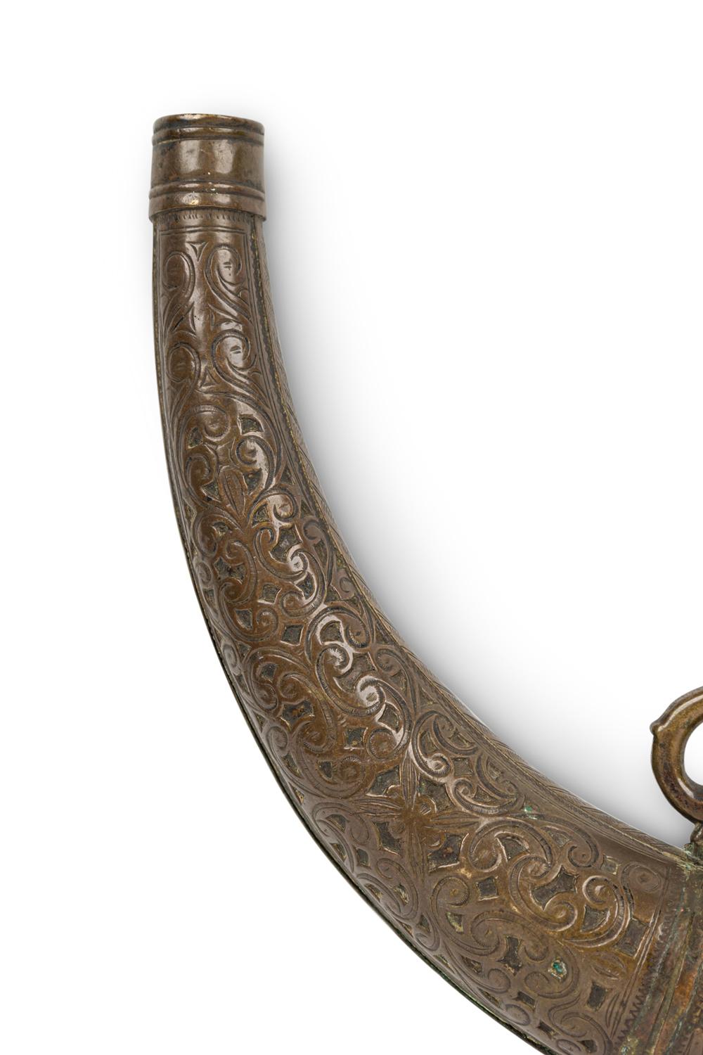 Laiton English Renaissance Style Powder Horn en vente