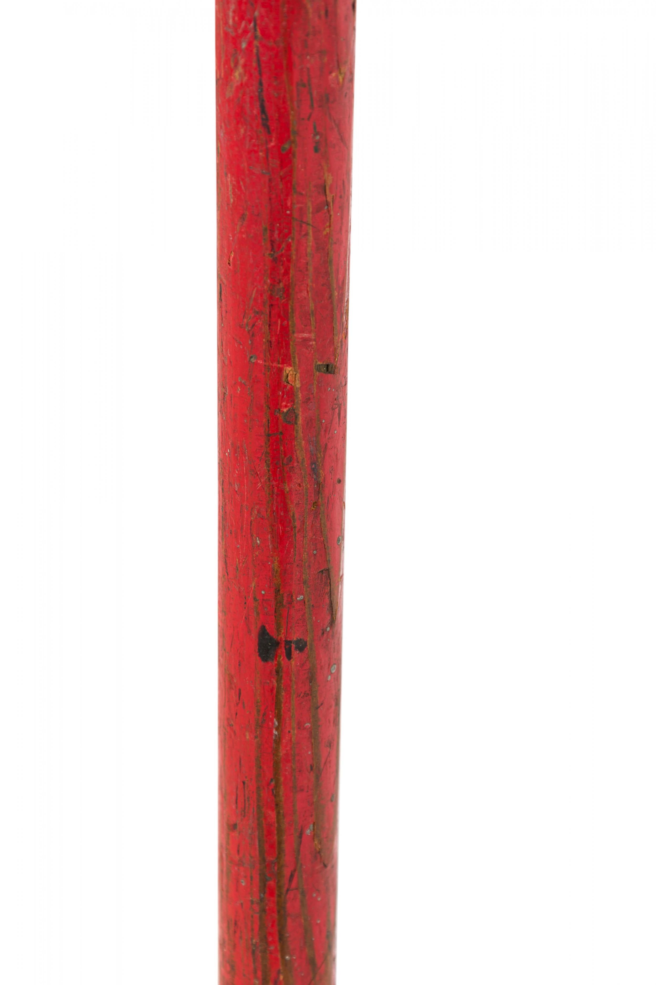 Lanza de Hierro y Madera Pintada de Rojo, Estilo Renacentista Inglés Británico en venta