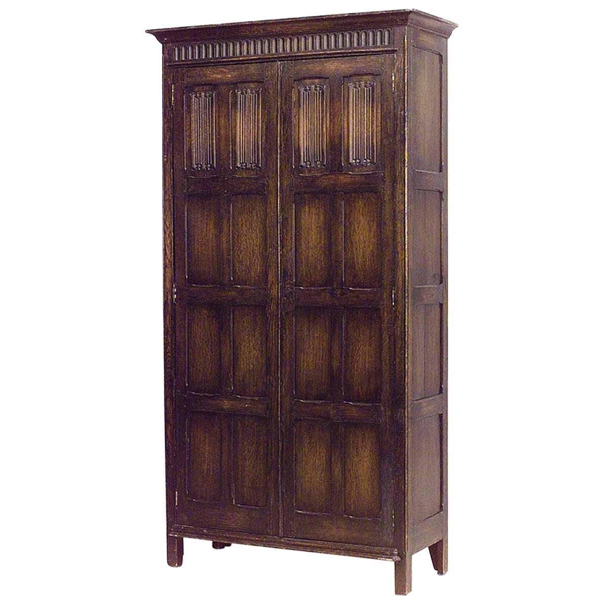 Armoire en chêne teinté de style Renaissance anglaise