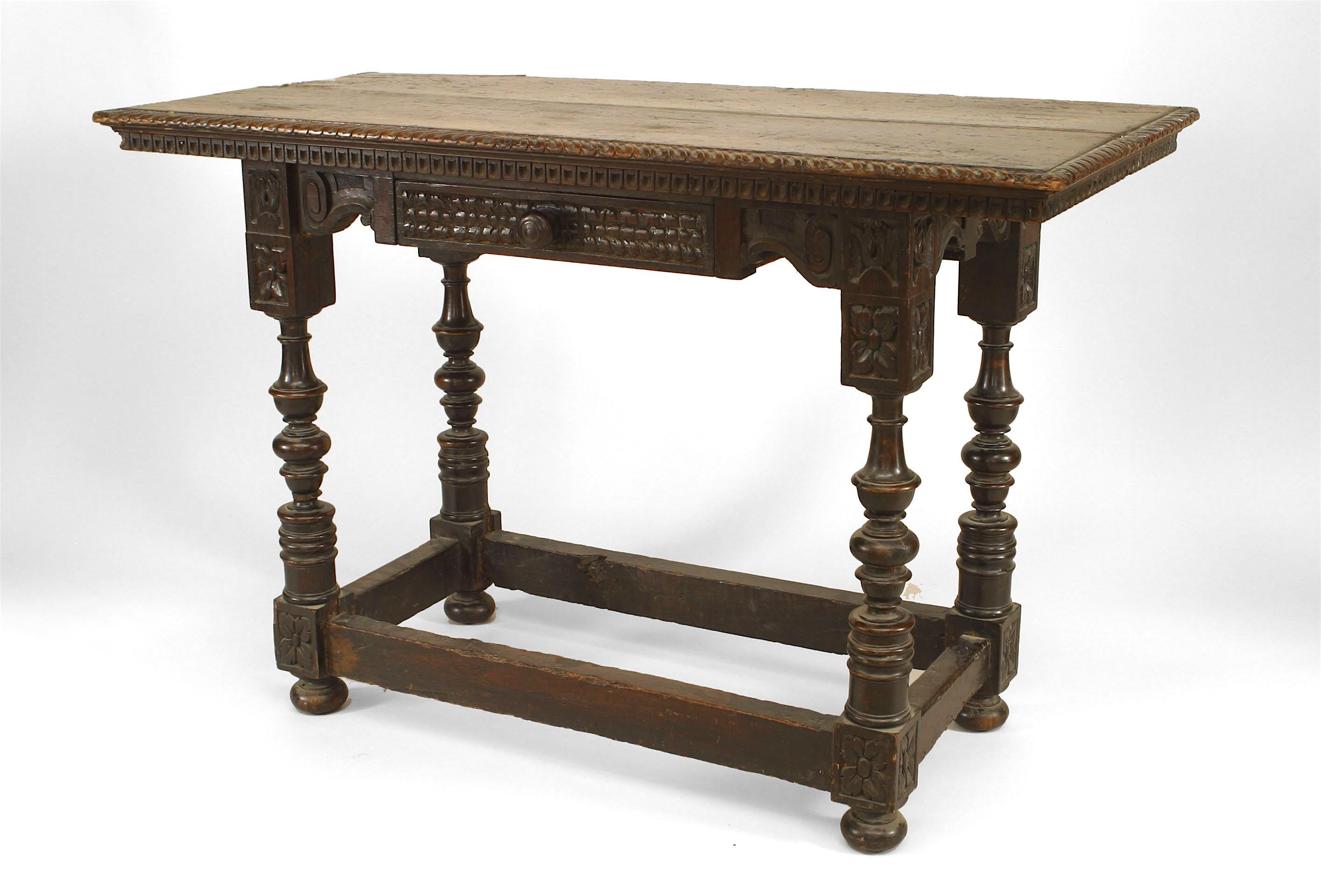 Table console de style Renaissance anglaise (XIXe siècle) en noyer sculpté, avec tiroir et brancard sur pieds tournés.
