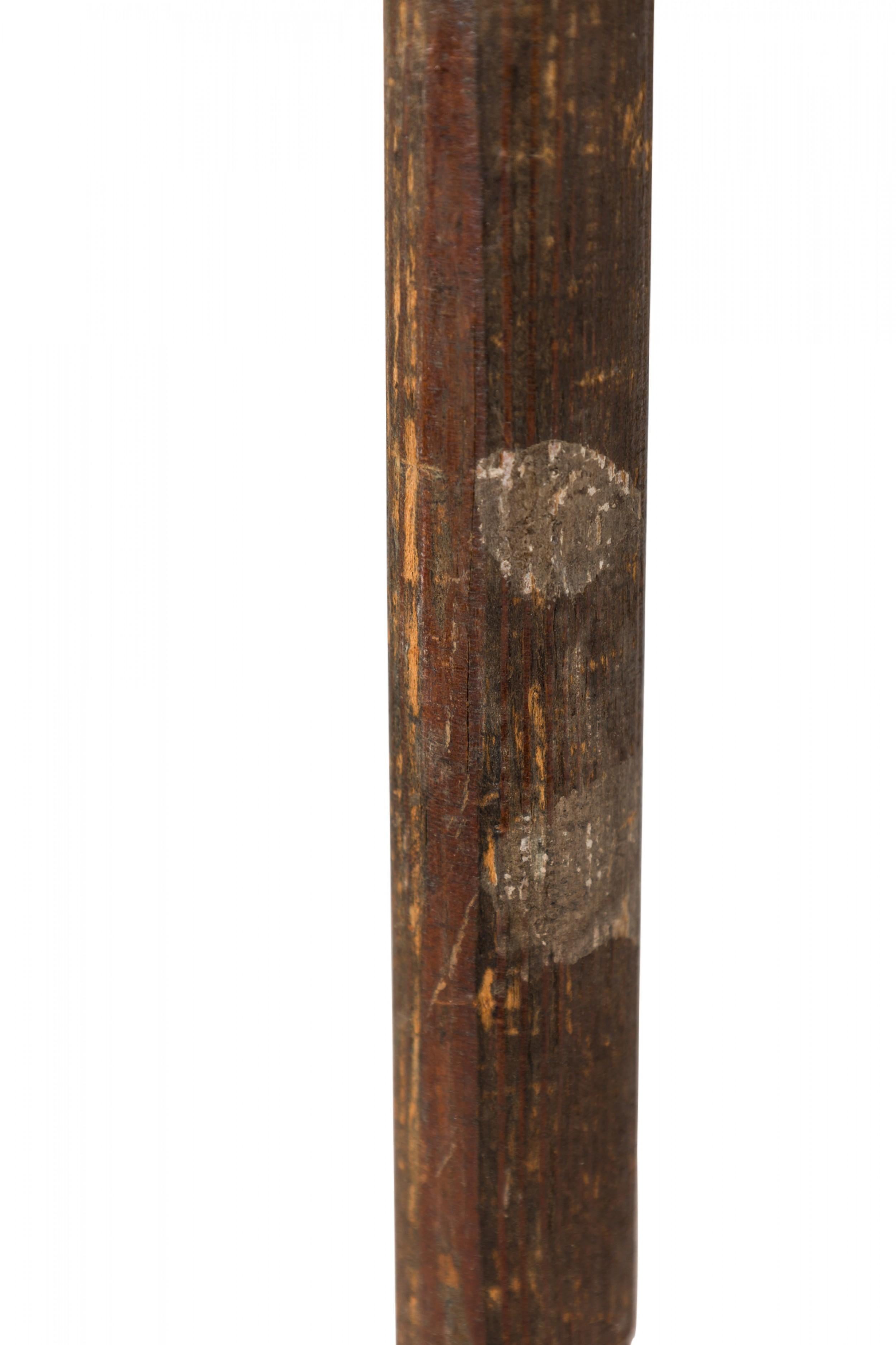 Néo-Renaissance Spear de style Renaissance anglaise à trois griffes en fer et bois en vente