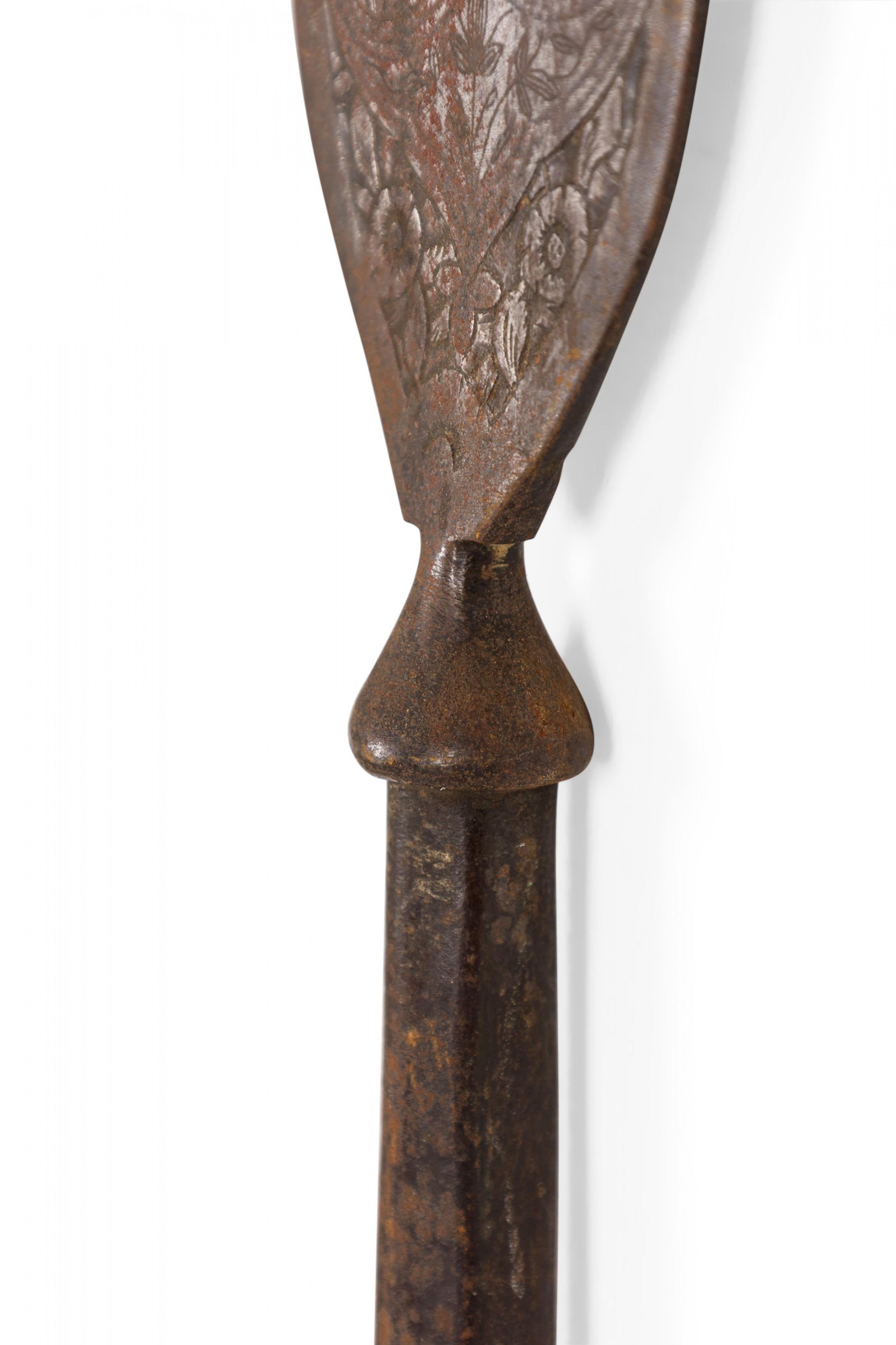 Britannique Spear de style Renaissance anglaise à trois griffes en fer et bois en vente