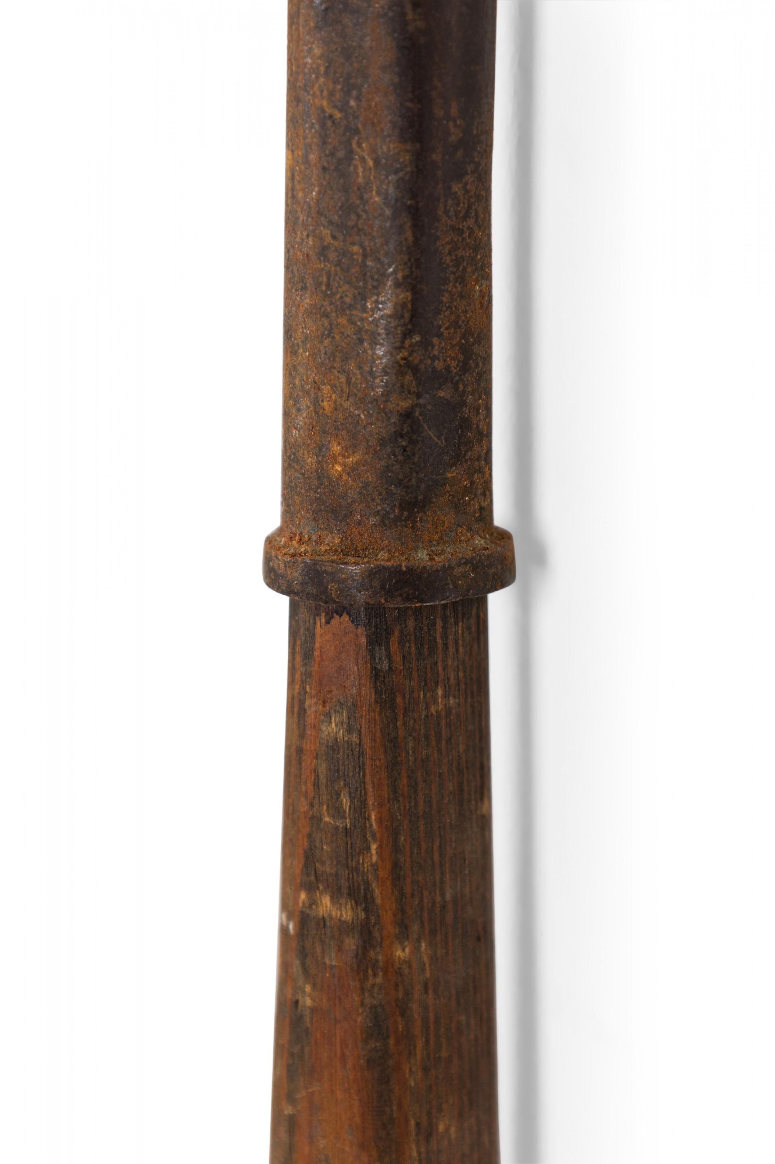 Buriné Spear de style Renaissance anglaise à trois griffes en fer et bois en vente