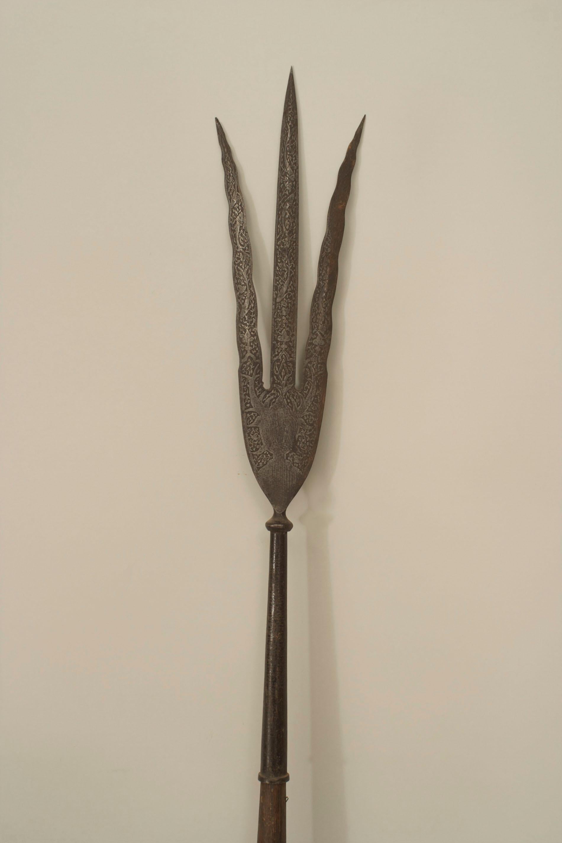 Lance de style Renaissance anglaise avec manche en bois et lame à trois branches de 24½ pouces en fer gravé.