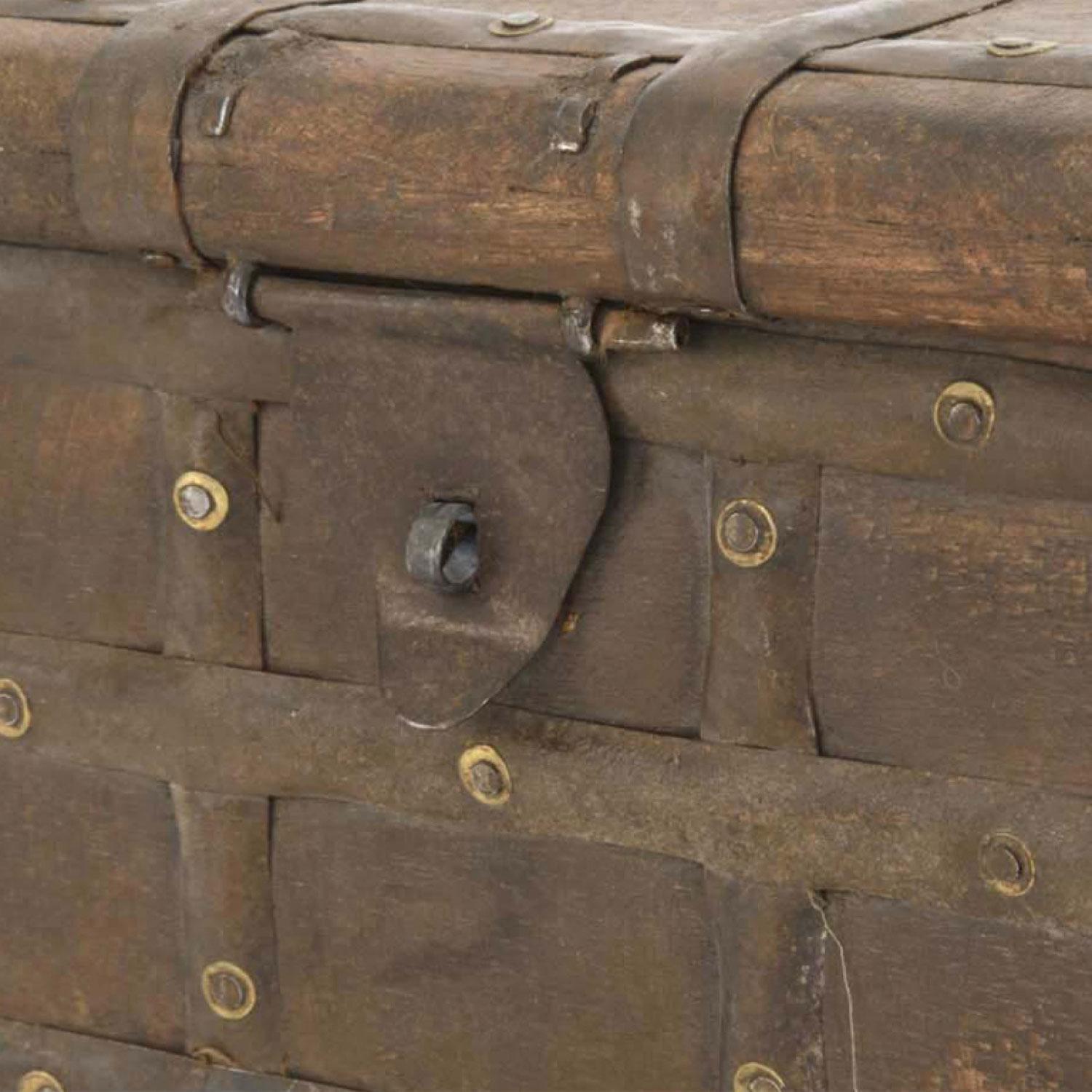 Coffre à roulettes en bois en forme de malle, de style Renaissance anglaise, avec bandes de fer entrecroisées et clous en laiton