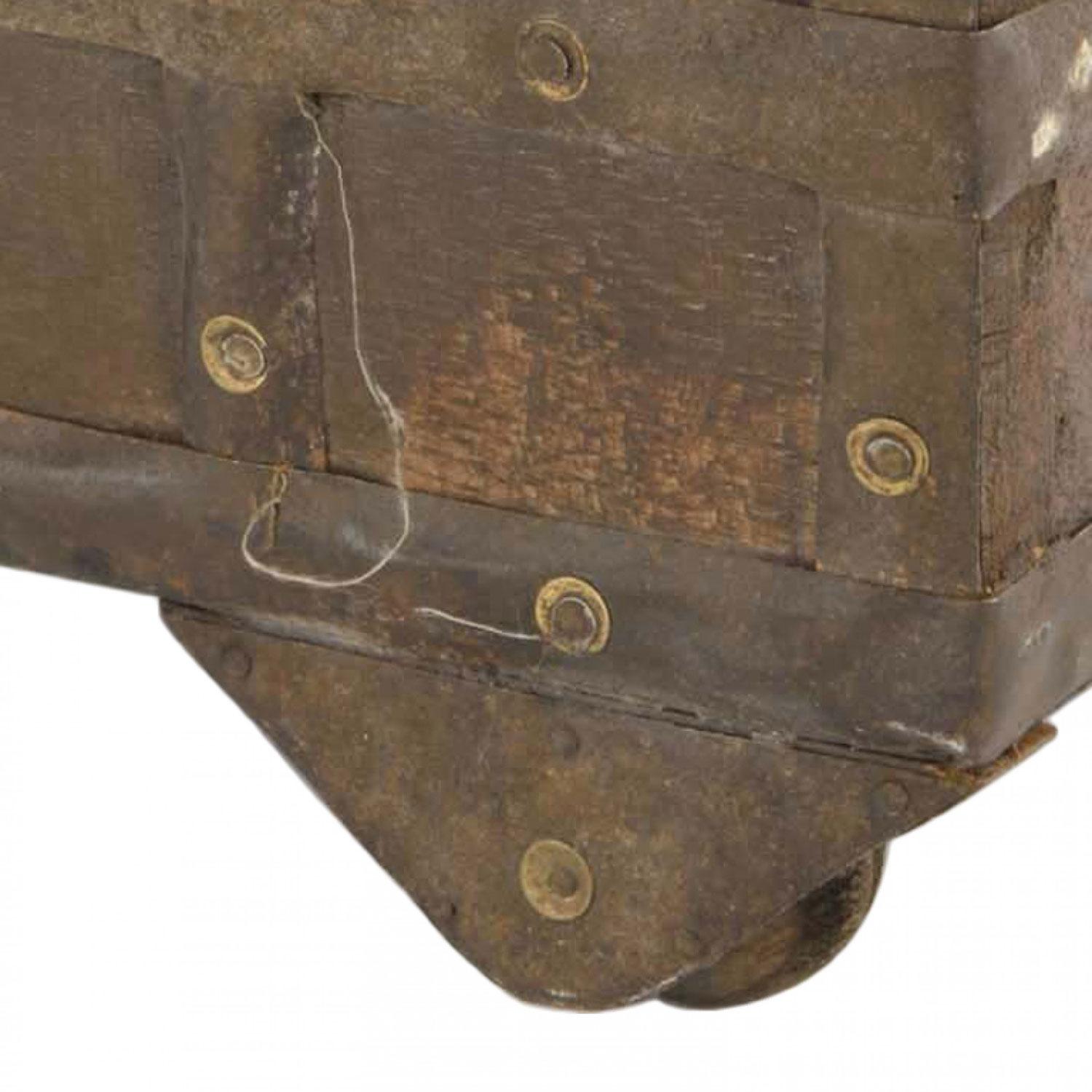 Britannique English Renaissance-Style Trunk with Wheels en vente