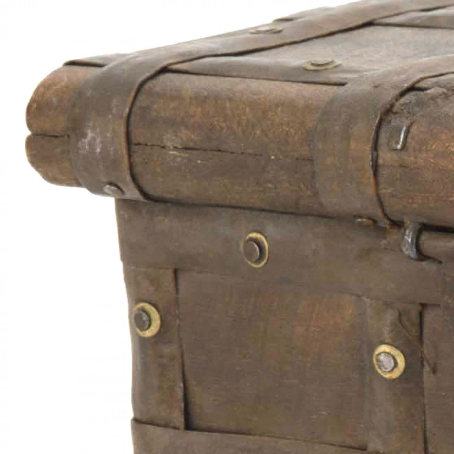 English Renaissance-Style Trunk with Wheels Bon état - En vente à Queens, NY