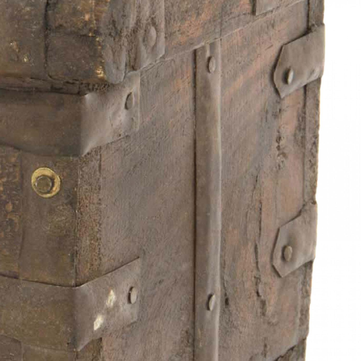 20ième siècle English Renaissance-Style Trunk with Wheels en vente