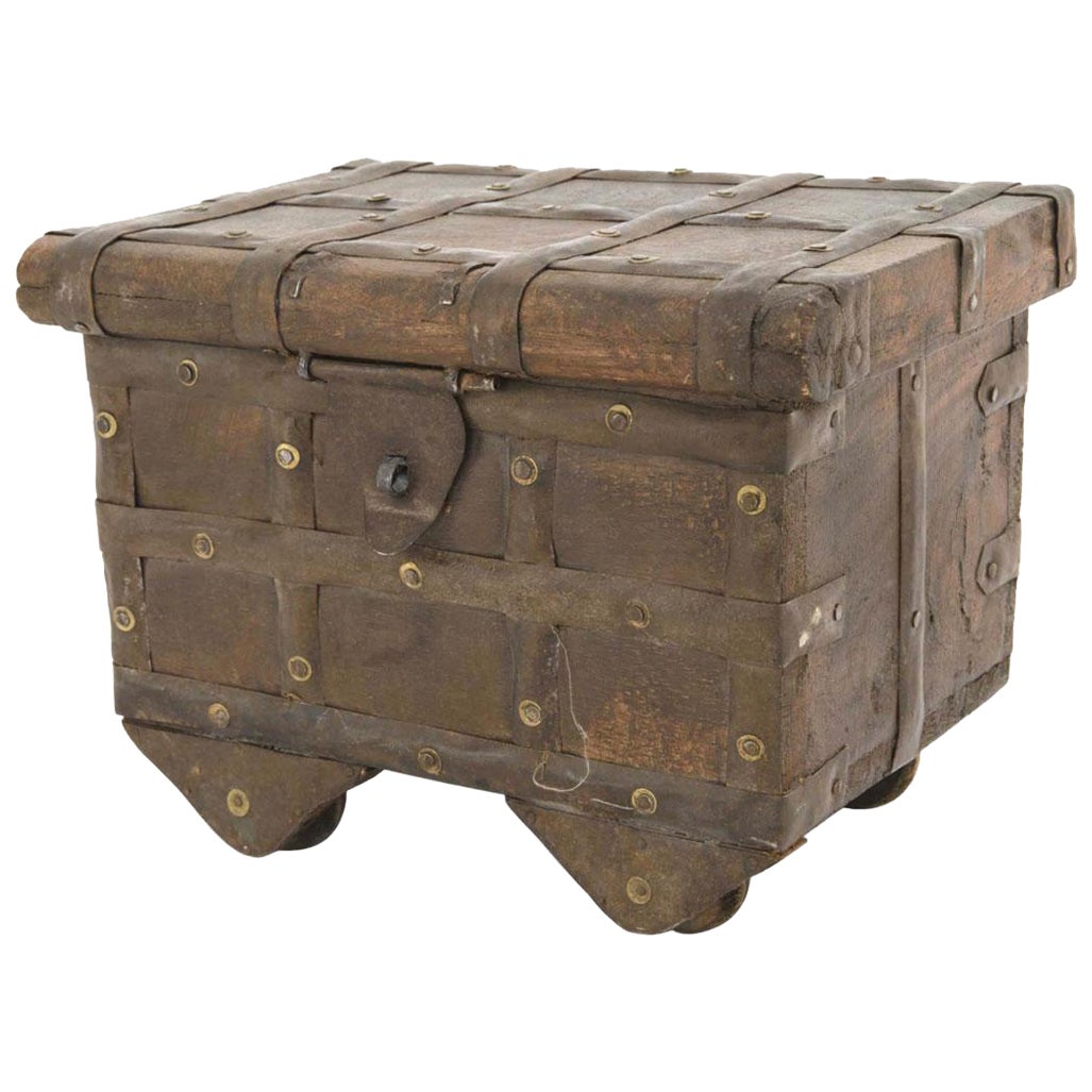 English Renaissance-Style Trunk with Wheels en vente
