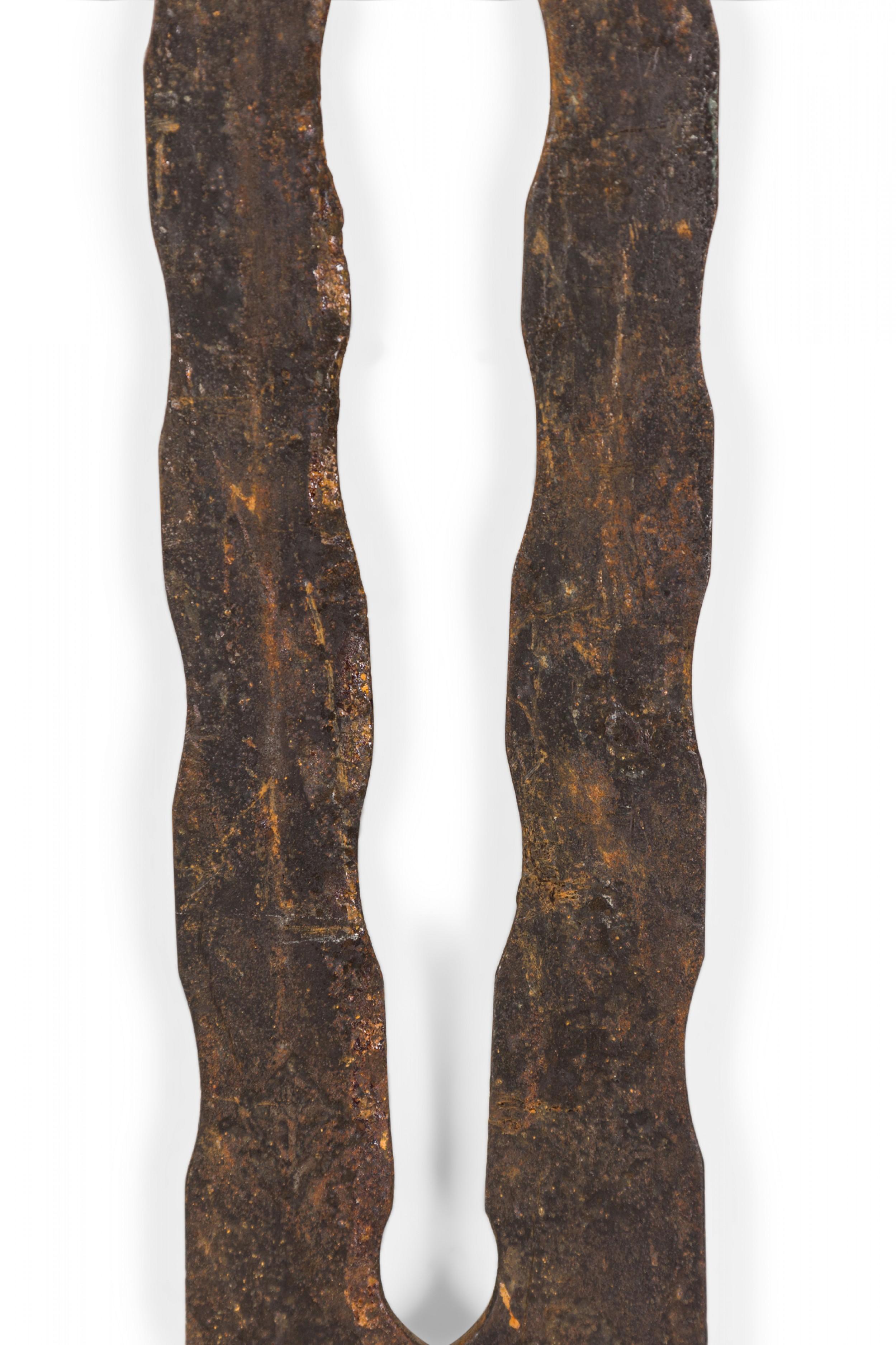 Lance courte de style Renaissance anglaise avec manche en bois simple et lame à deux branches en fer gravé de 24½ pouces.