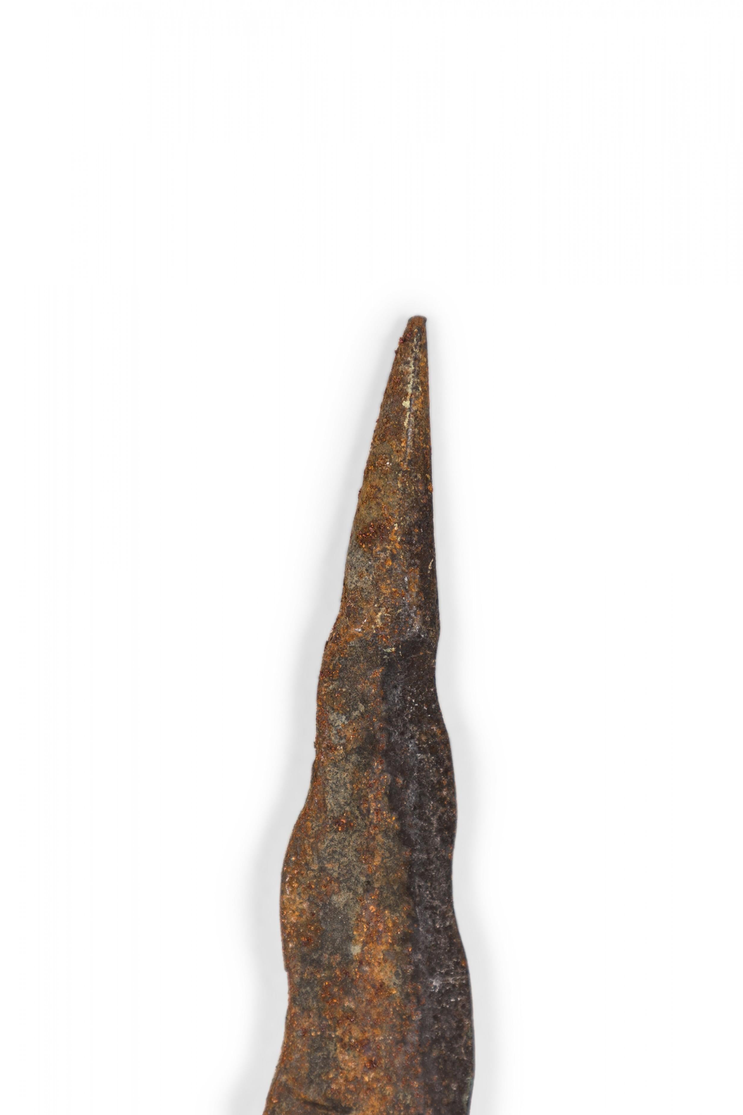 Néo-Renaissance Spear courte de style Renaissance anglaise à deux griffes en bois et en fer en vente