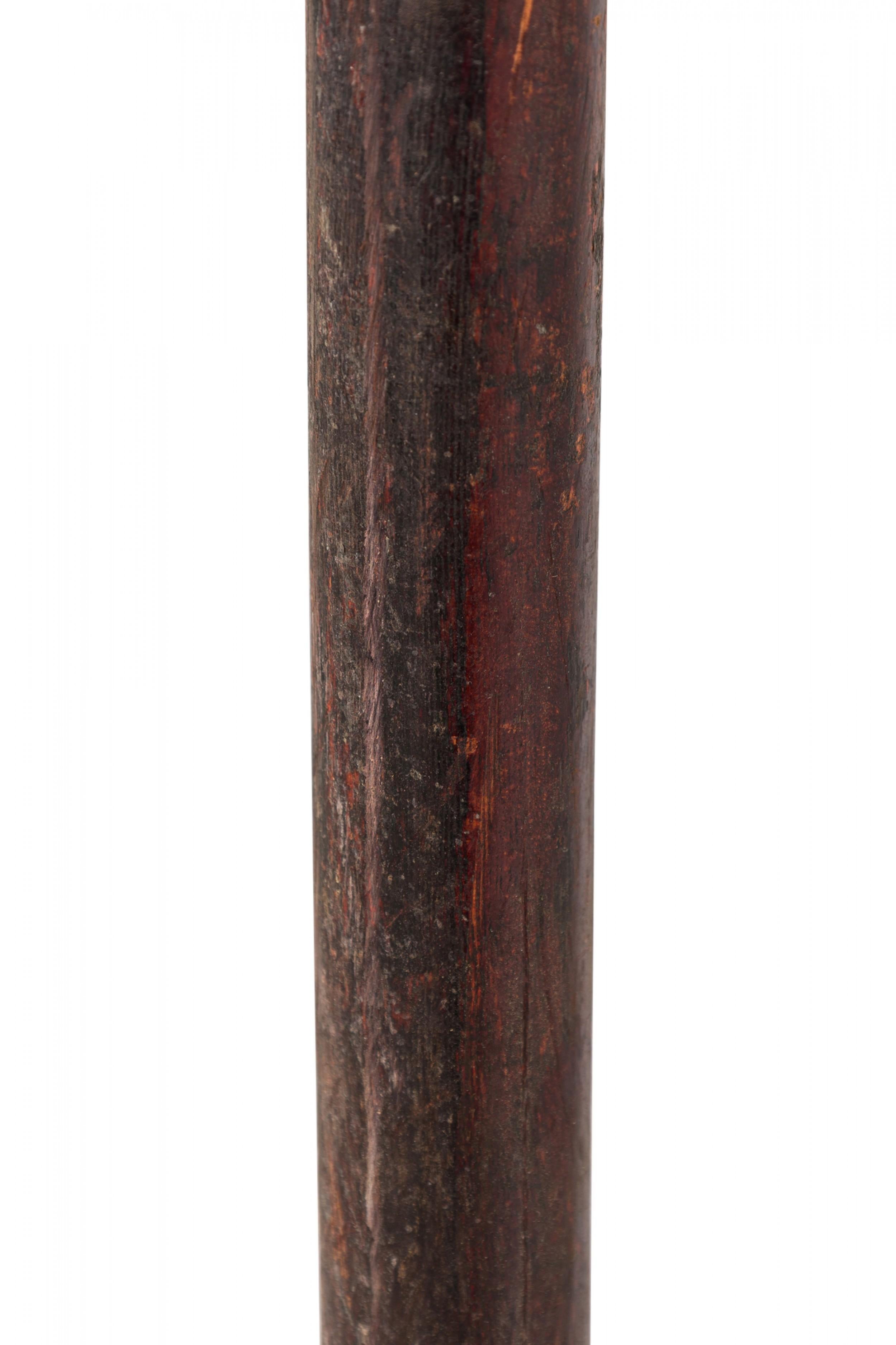 Britannique Spear courte de style Renaissance anglaise à deux griffes en bois et en fer en vente