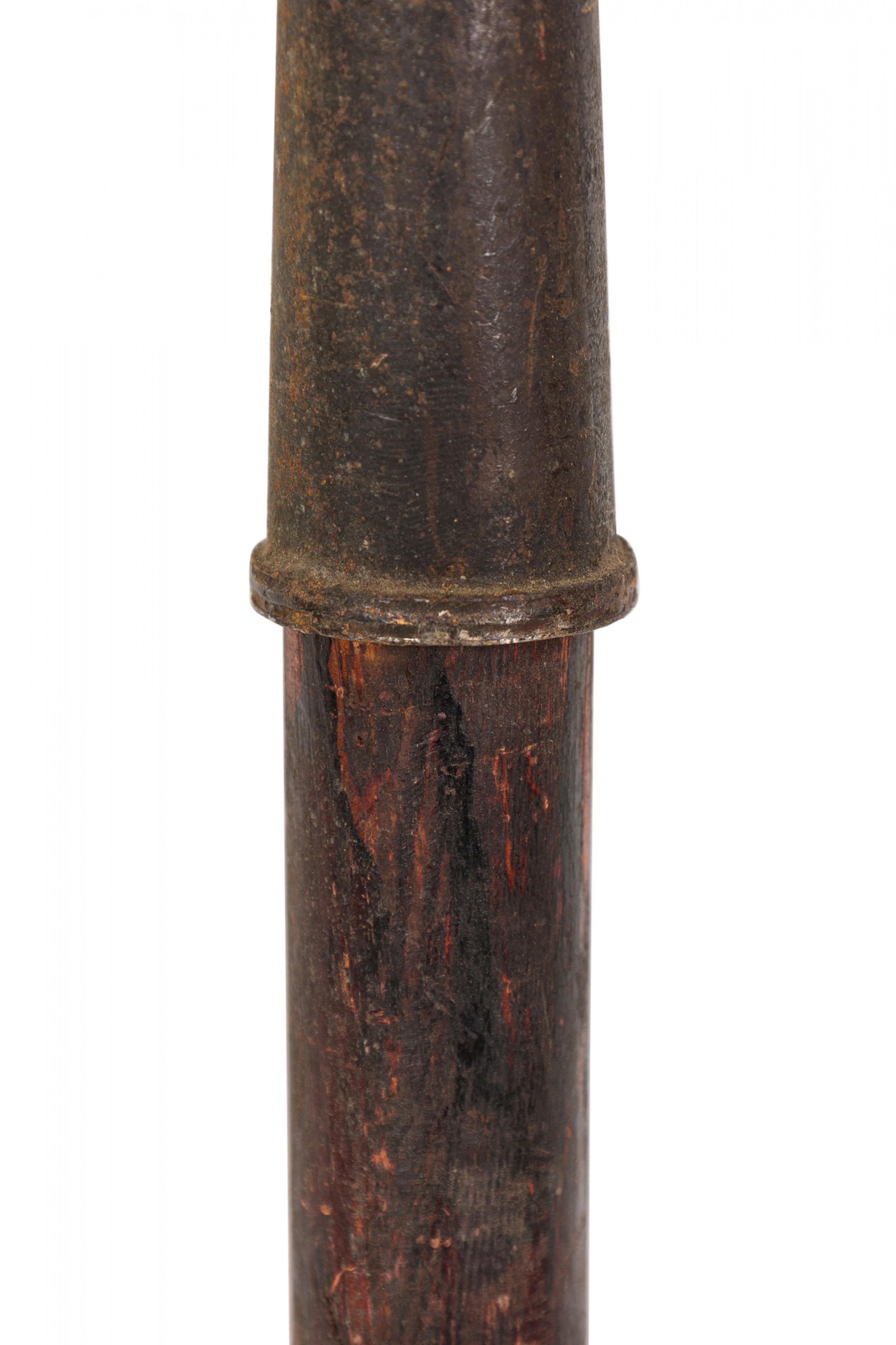 Buriné Spear courte de style Renaissance anglaise à deux griffes en bois et en fer en vente