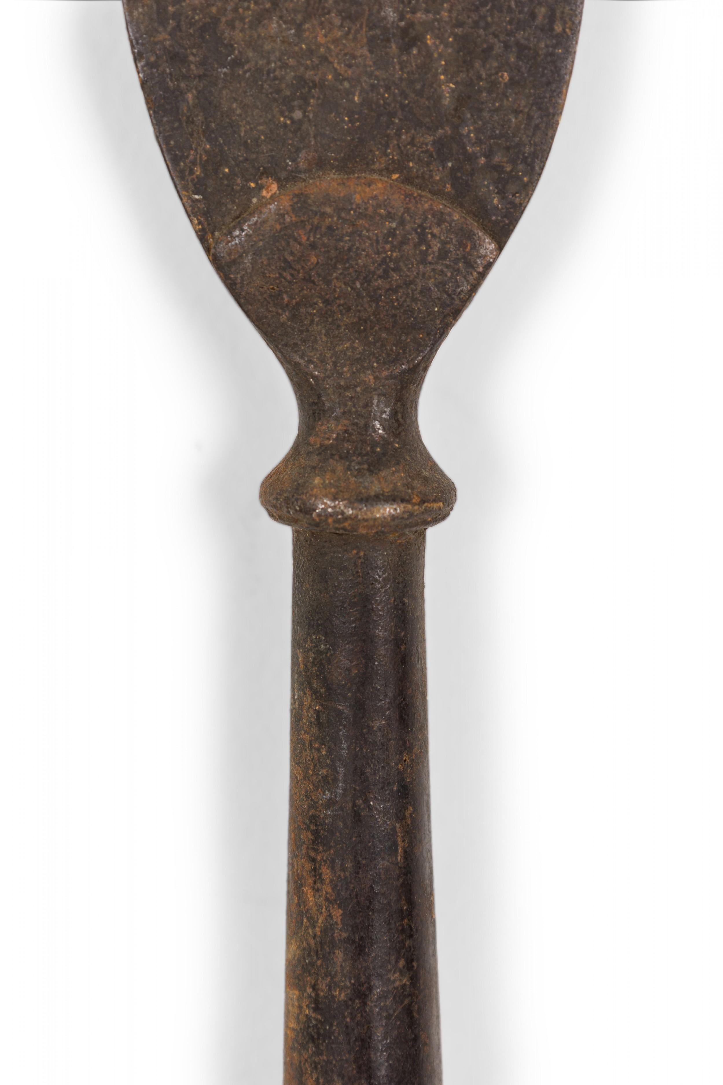 Spear courte de style Renaissance anglaise à deux griffes en bois et en fer Bon état - En vente à Queens, NY