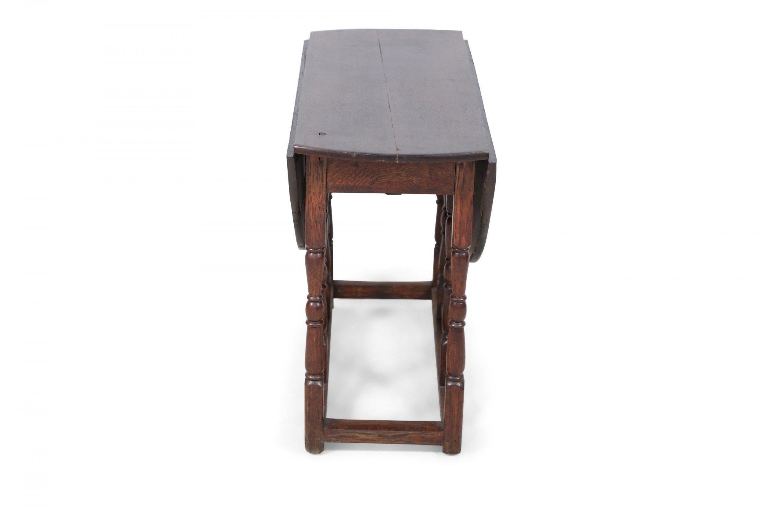 English Renaissance-Style Walnut Drop Leaf Center Table In Good Condition For Sale In Queens, NY