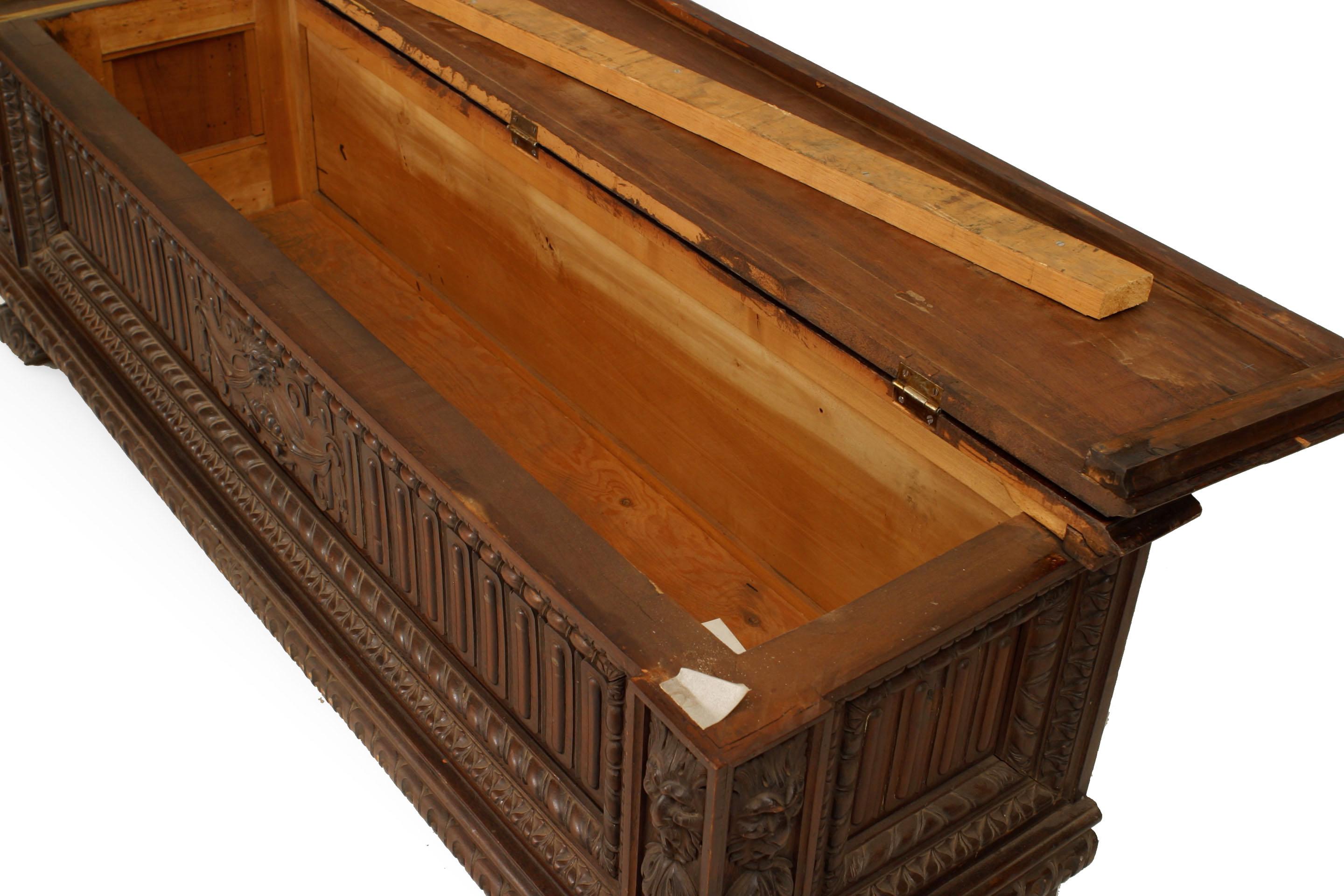 English Renaissance Walnut Trunk In Good Condition For Sale In New York, NY