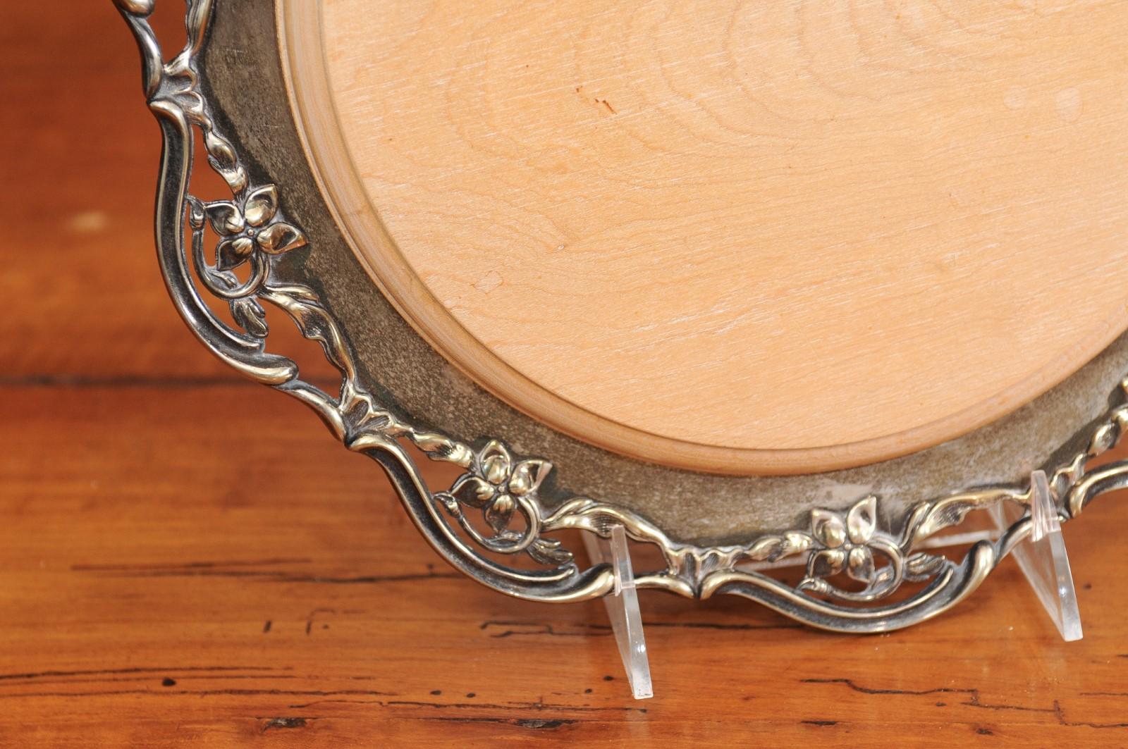 English R.F. Mosley & Co Round Silver Plated Tray with Pierced Scalloped Border For Sale 5