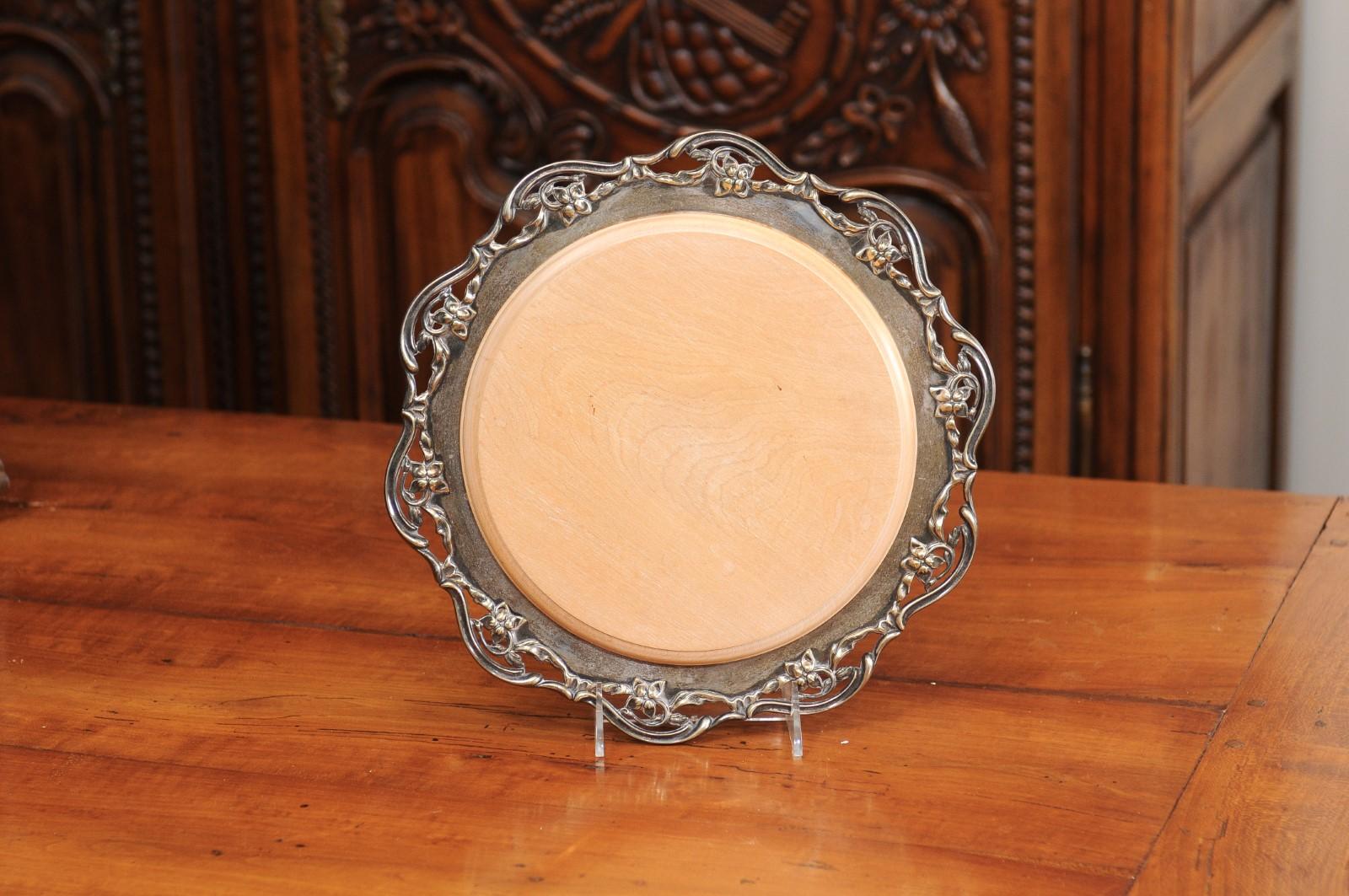 Un vassoio circolare inglese placcato in argento di inizio secolo firmato R. F. Mosley & Co, con bordo decorativo traforato. Creato in Inghilterra tra la fine del XIX e l'inizio del XX secolo, questo vassoio circolare placcato in argento è ornato da