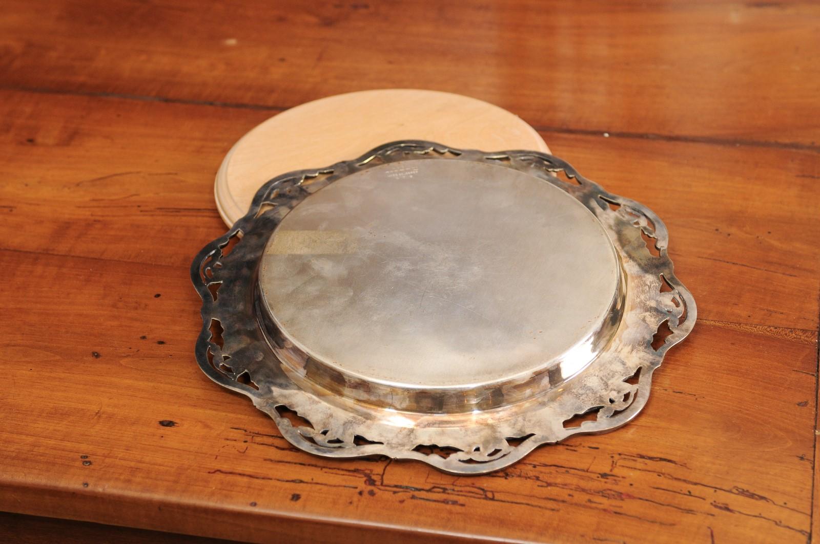 English R.F. Mosley & Co Round Silver Plated Tray with Pierced Scalloped Border For Sale 1