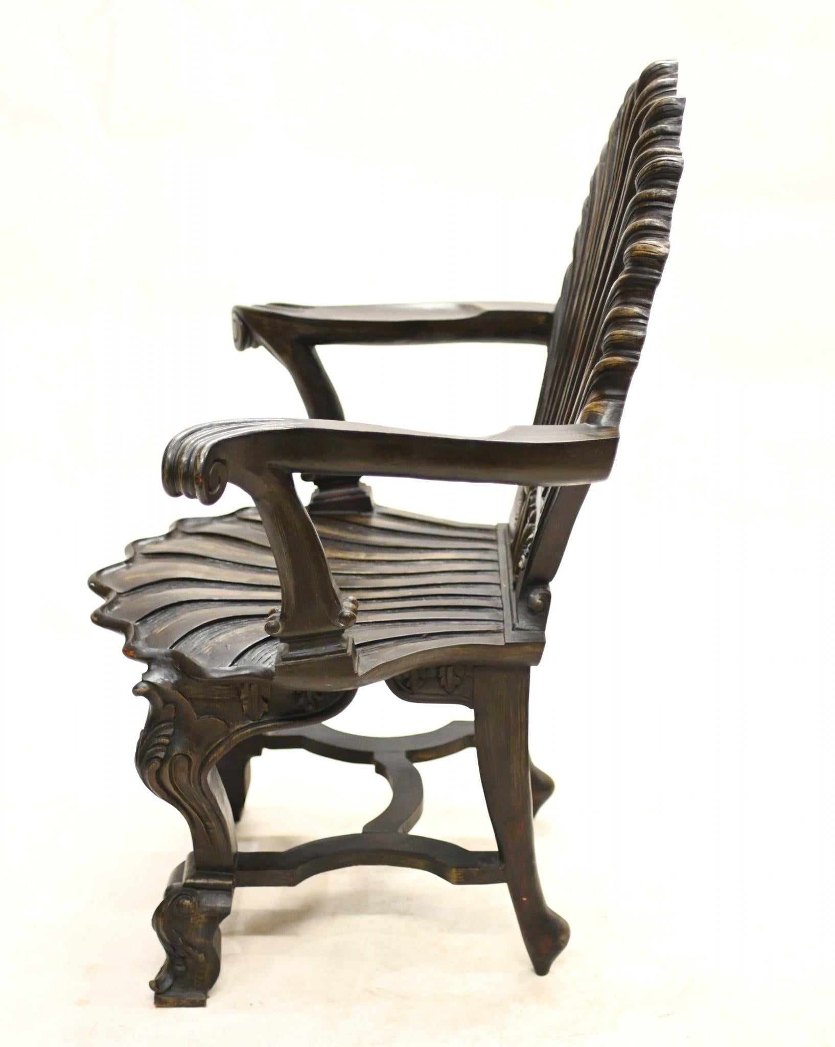 Superbe paire de chaises grotto anglaises très tendance
Elegant sculpté avec des motifs rococo, y compris des dossiers à coquilles.
Une paire pleine de caractère, idéale comme chaise d'appoint.
Nous datons cette paire d'environ 1930.
Offert en très