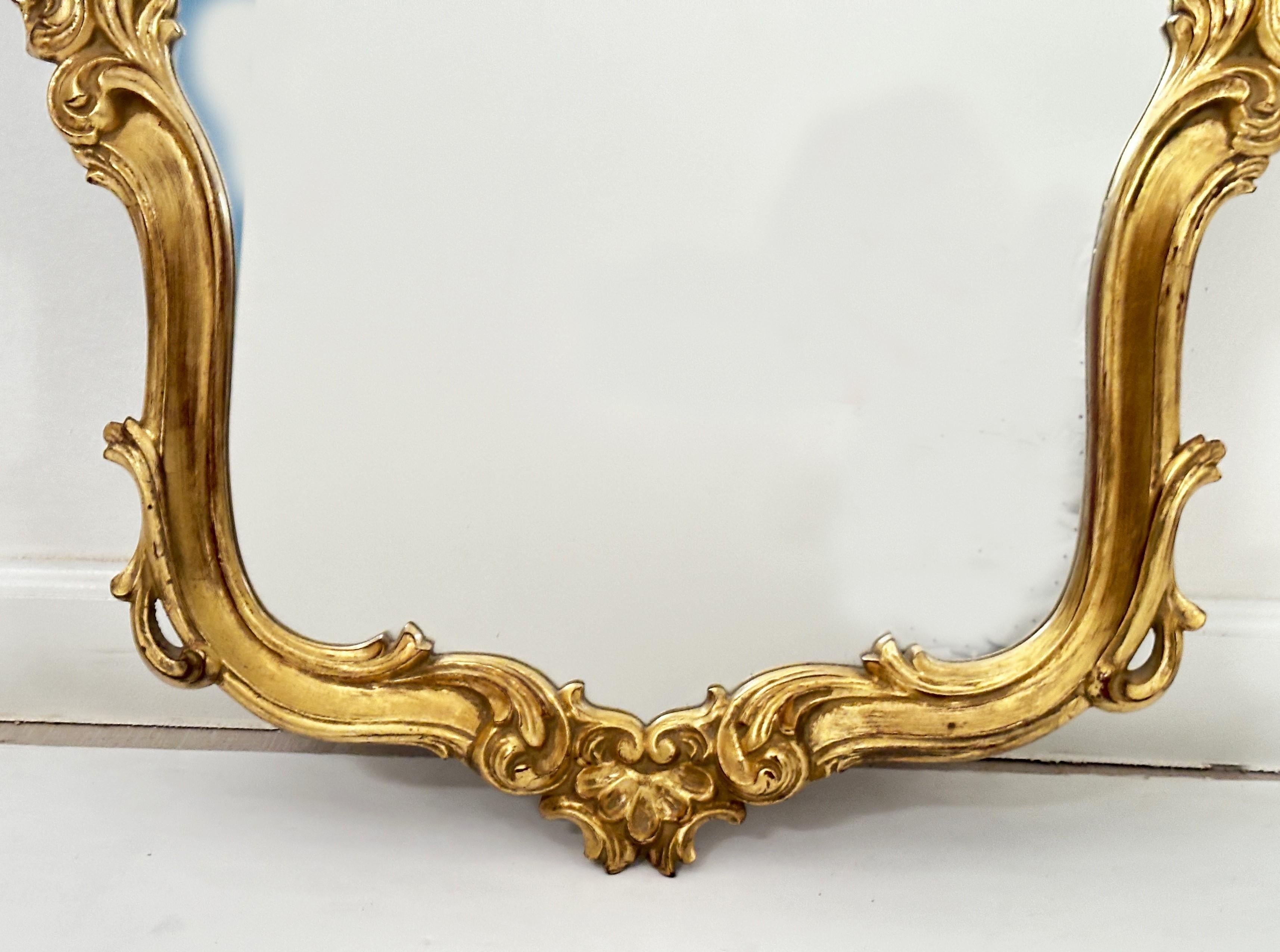 Englischer vergoldeter Wandspiegel im Rokoko-Revival-Stil (H 38 x W 25) im Angebot 6