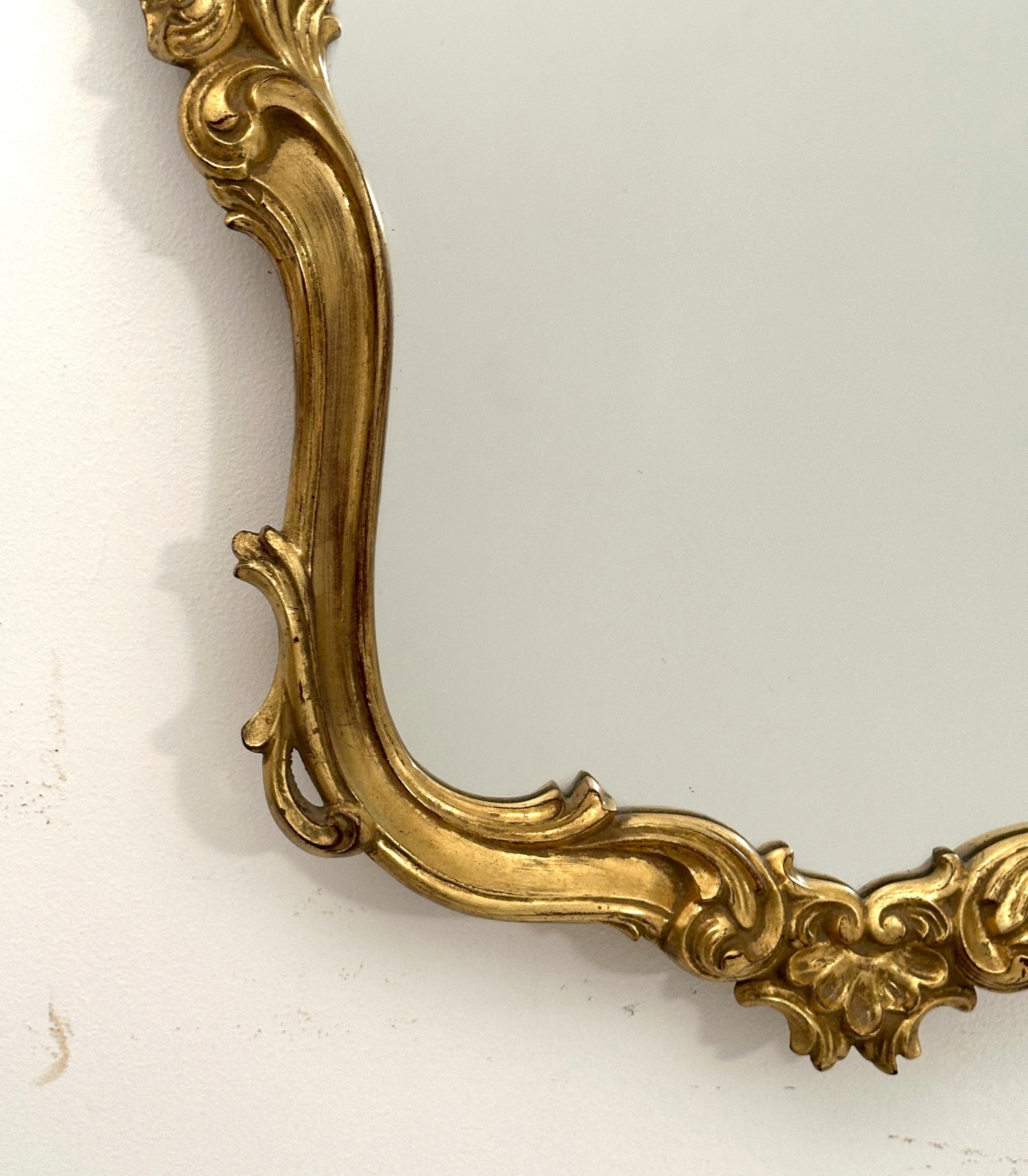 Englischer vergoldeter Wandspiegel im Rokoko-Revival-Stil (H 38 x W 25) im Angebot 1