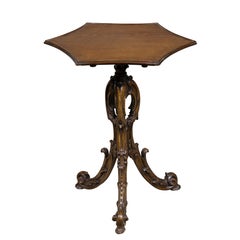 Mesa inglesa de estilo neorrococó con tres patas y tablero abatible, de caoba, de alrededor de 1860
