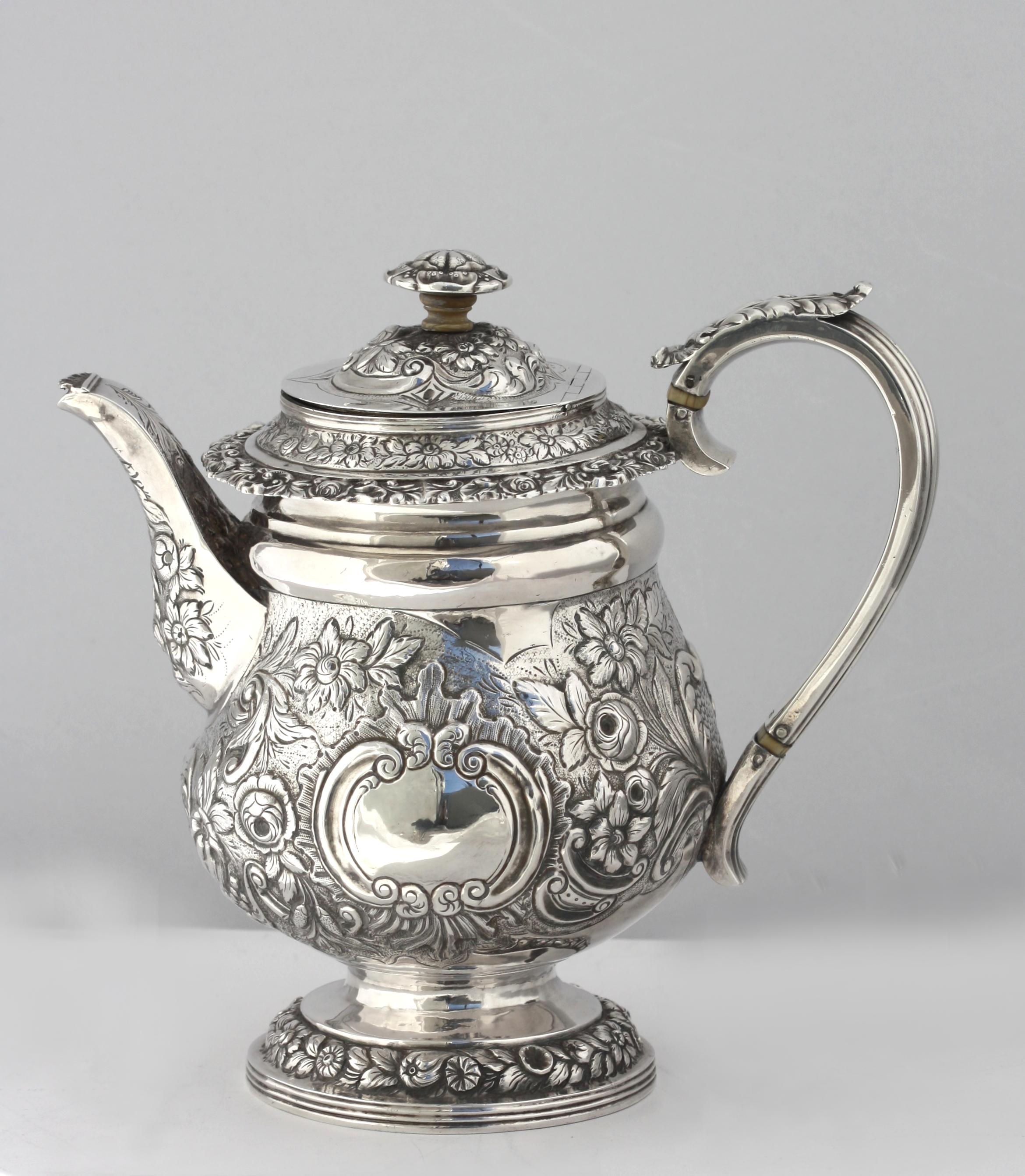Englische Rokoko-Silber-Teekanne im Rokoko-Stil, markiert, 1822-1823, Hersteller TB, für Thomas Baker im Zustand „Gut“ im Angebot in West Palm Beach, FL